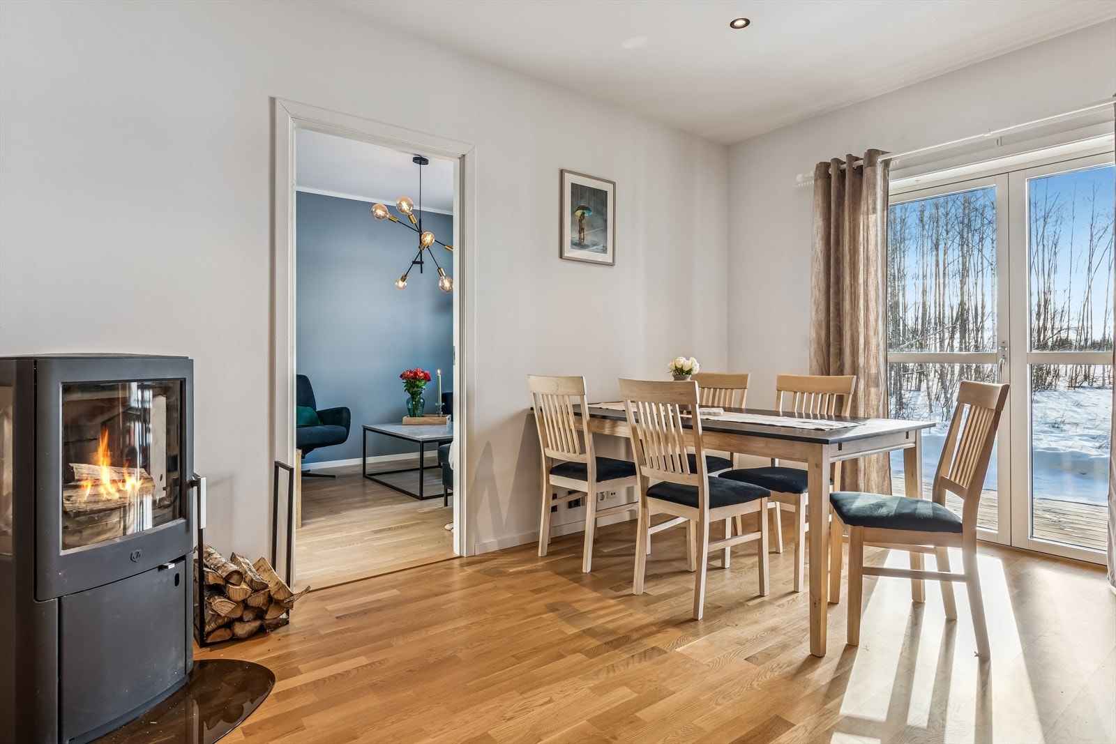 Den rentbrennende vedovnen ble montert i 2023, og gir svært god varme i leiligheten. Galleribilde