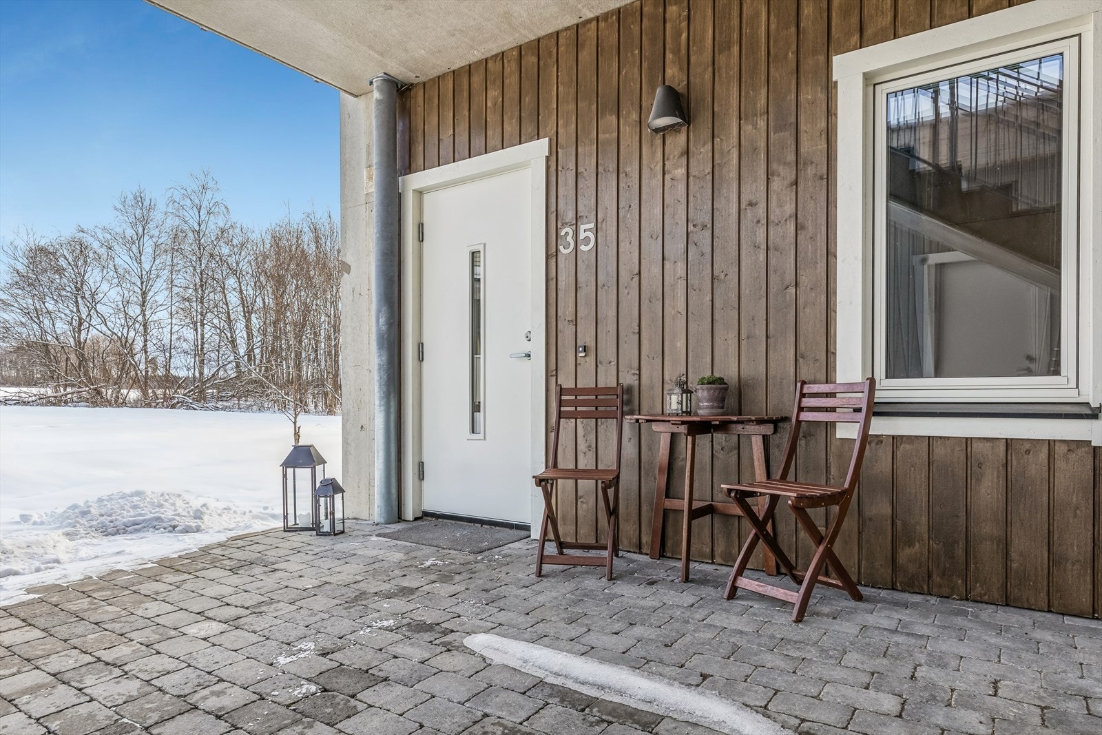 Pent og praktisk overbygget inngangsparti Galleribilde