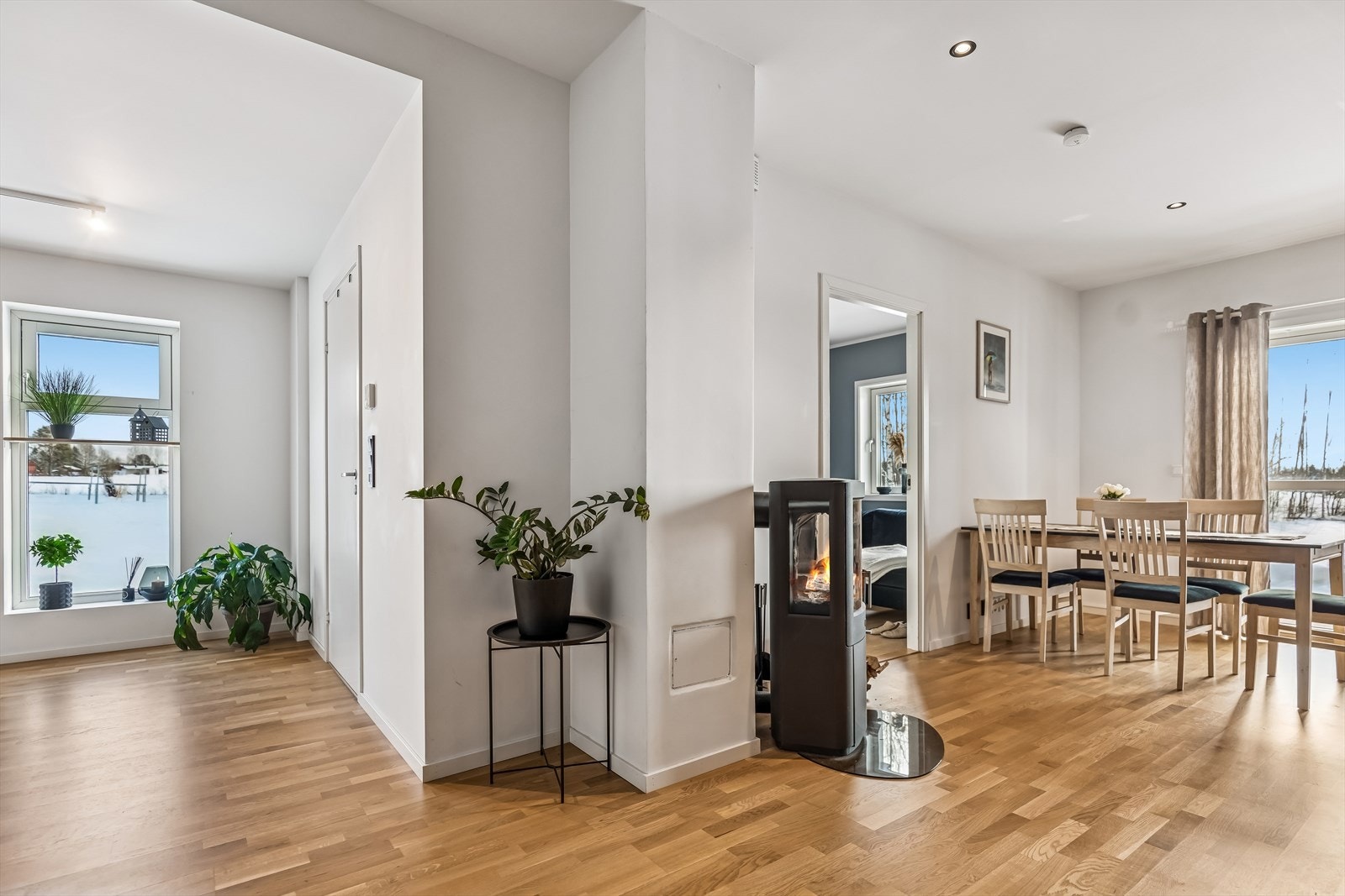 Stue og gang med mye lysinnslipp. Galleribilde