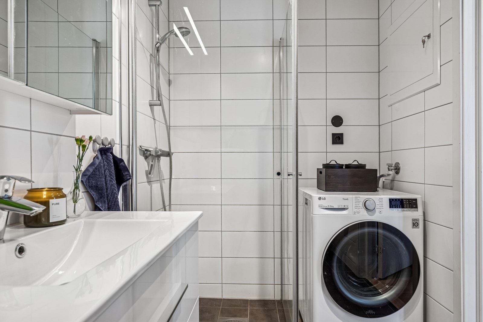 Her er det dusjhjørne med innfellbare dører og praktisk opplegg for vaskemaskin. Galleribilde