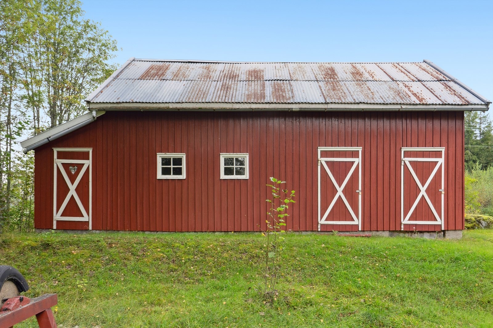 På tomten er det oppført en låve/uthus. Galleribilde