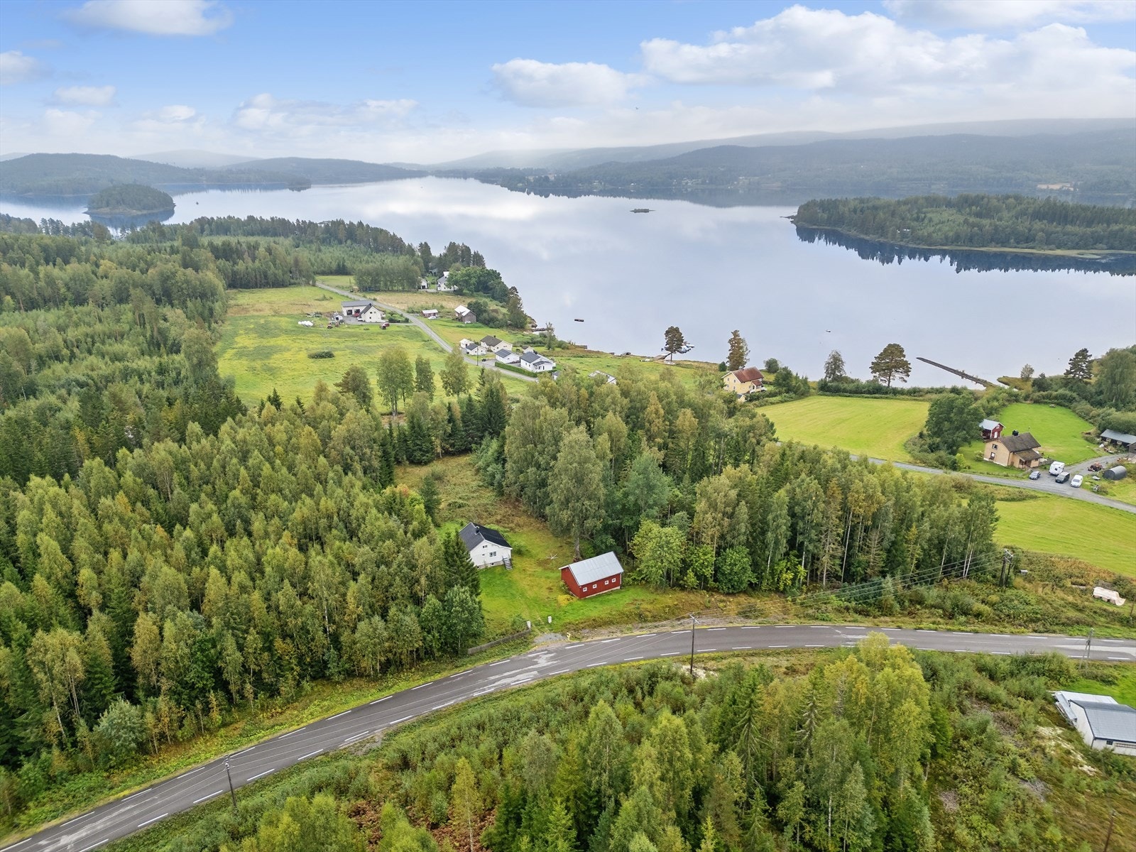 Området rundt eiendommen byr på flotte naturopplevelser med skog, jordbruksland og innsjøer. Bukkenesset, som ligger like ved, er en populær badeplass. Galleribilde