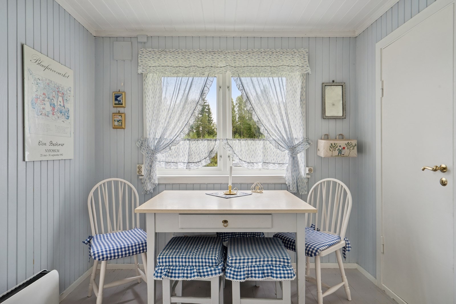 Her er overflatene av malt trepanel og malte tregulv. Galleribilde