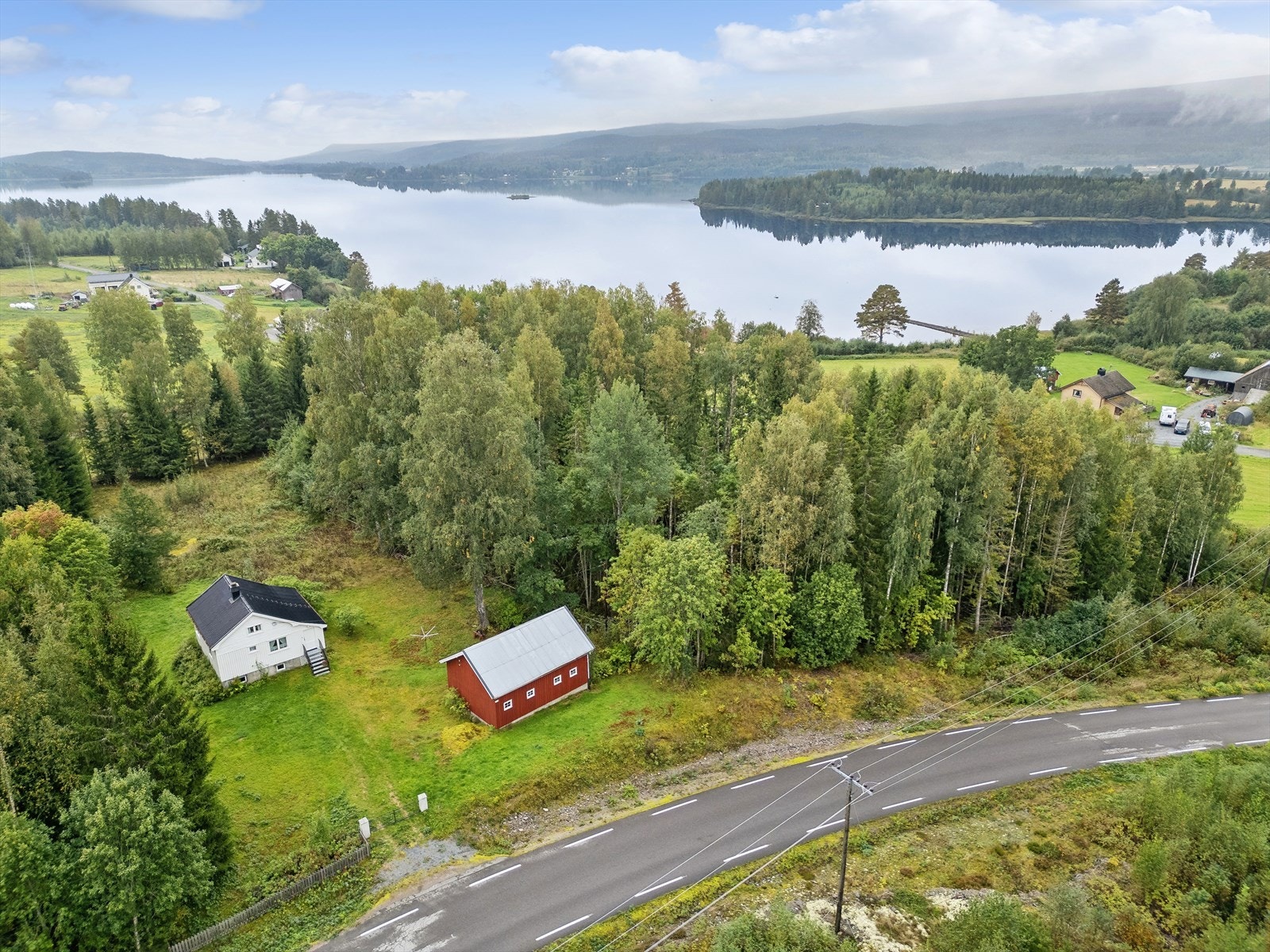 Eiendommen ligger i rolige omgivelser like utenfor Sand, som er kommunesenteret i Nord-Odal kommune i Innlandet fylke. Galleribilde