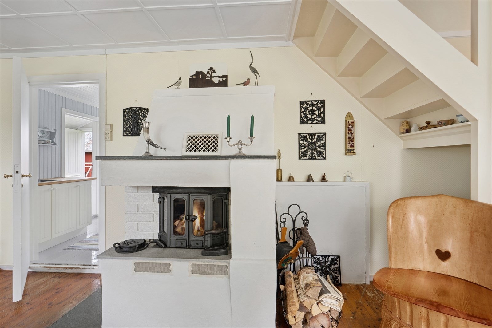 Midt i rommet er det en peis med innstas som gir både varme og hygge på kalde dager. Galleribilde