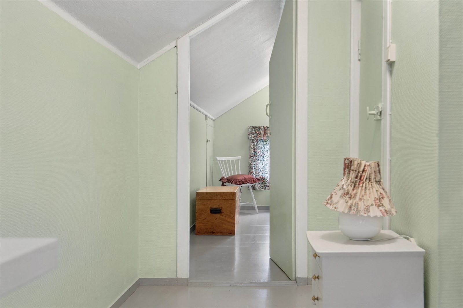 På loftet er det innredet med to soverom og tre kott med gode oppbevaringsmuligheter. Galleribilde