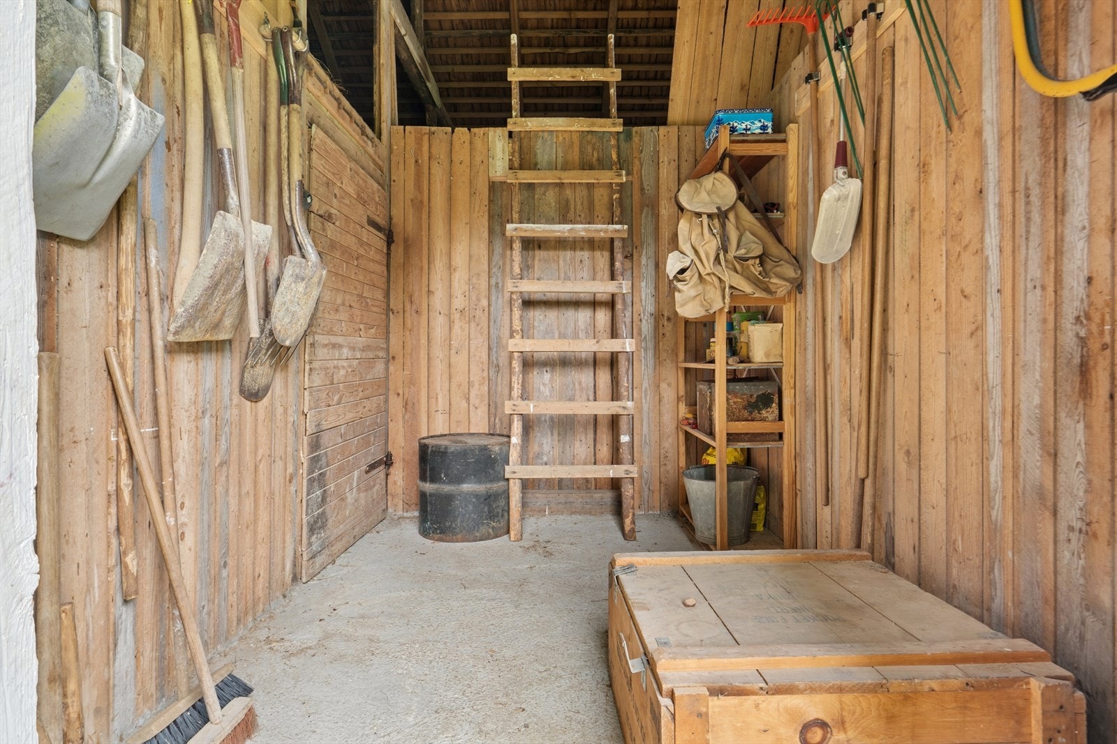 Låven/uthuset er innredet med vedbod, redskapsbod, fjøs og to boder. Galleribilde