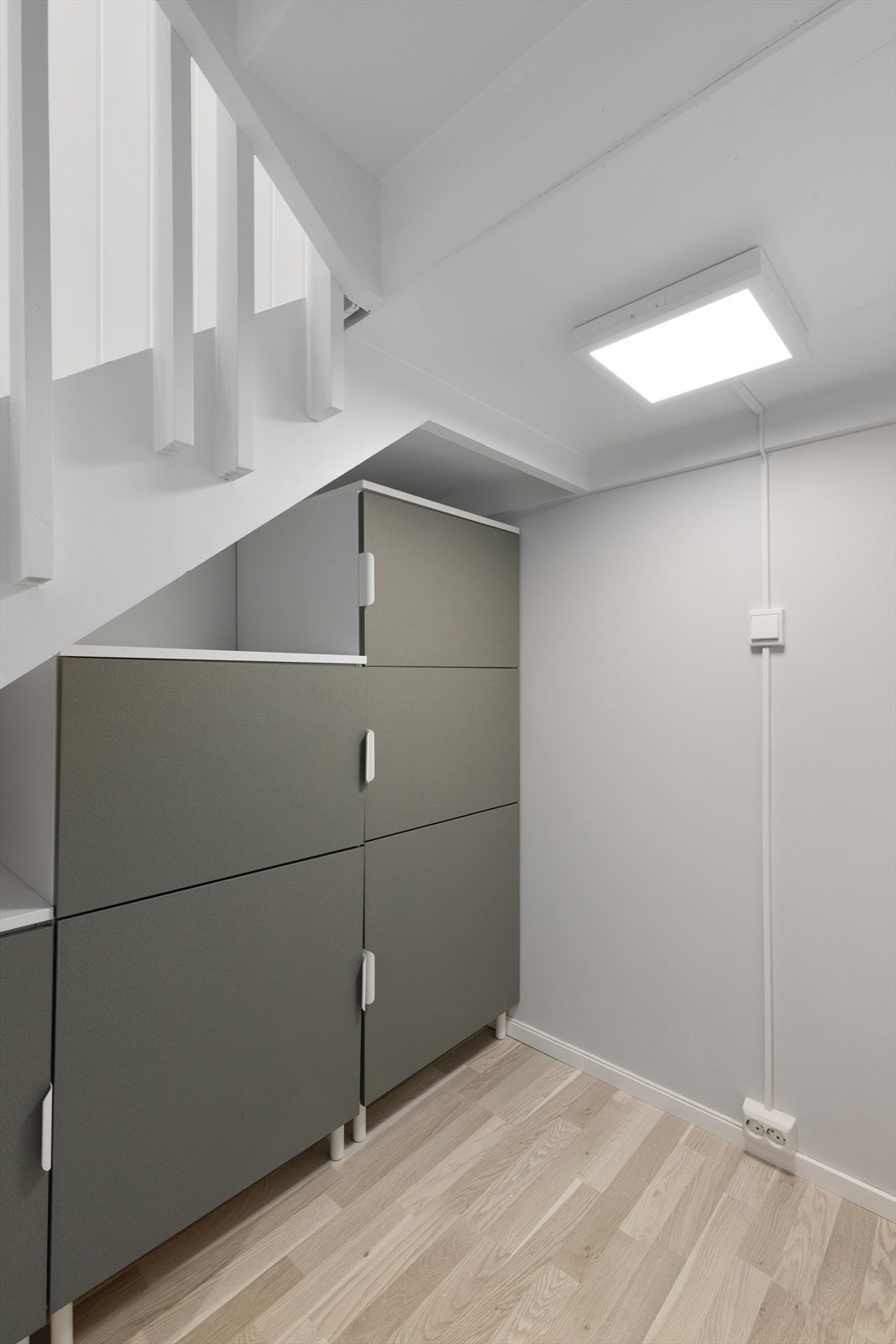 Under trappen er det mulighet for praktisk oppbevaring med skap for ekstra lagringsplass. Galleribilde