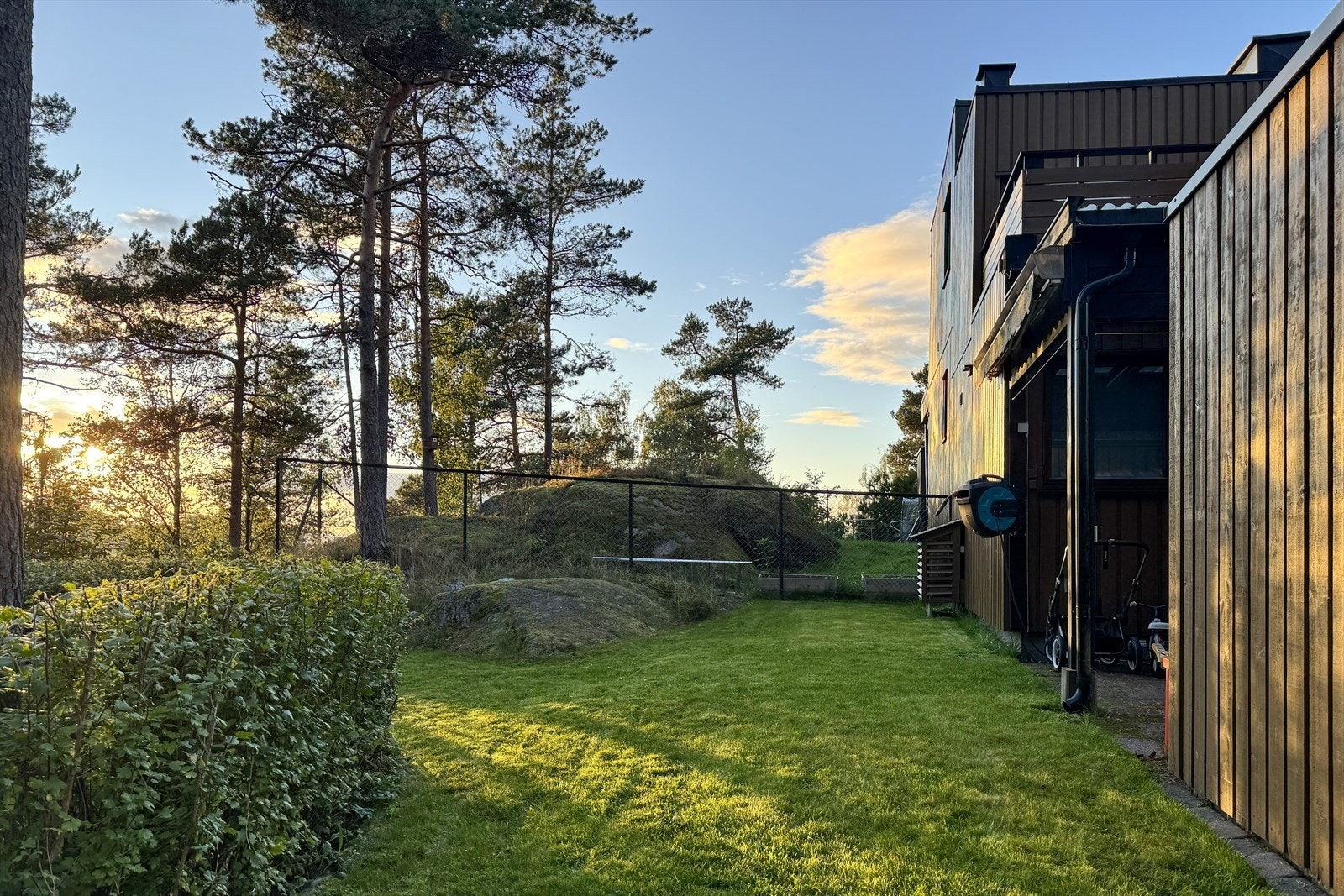 Bilfritt borettslag med gangveier og tun er trygt og godt når barna leker alene utenfor huset. Galleribilde