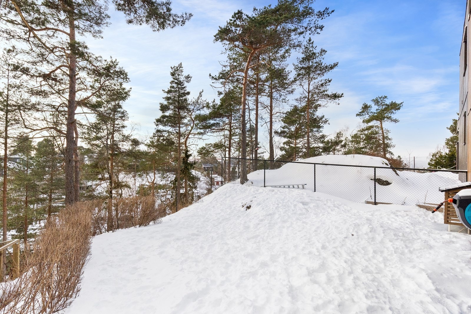 Hagen utenfor er definert som fellesareal, men fungerer i praksis som rekkehusets hage. Galleribilde