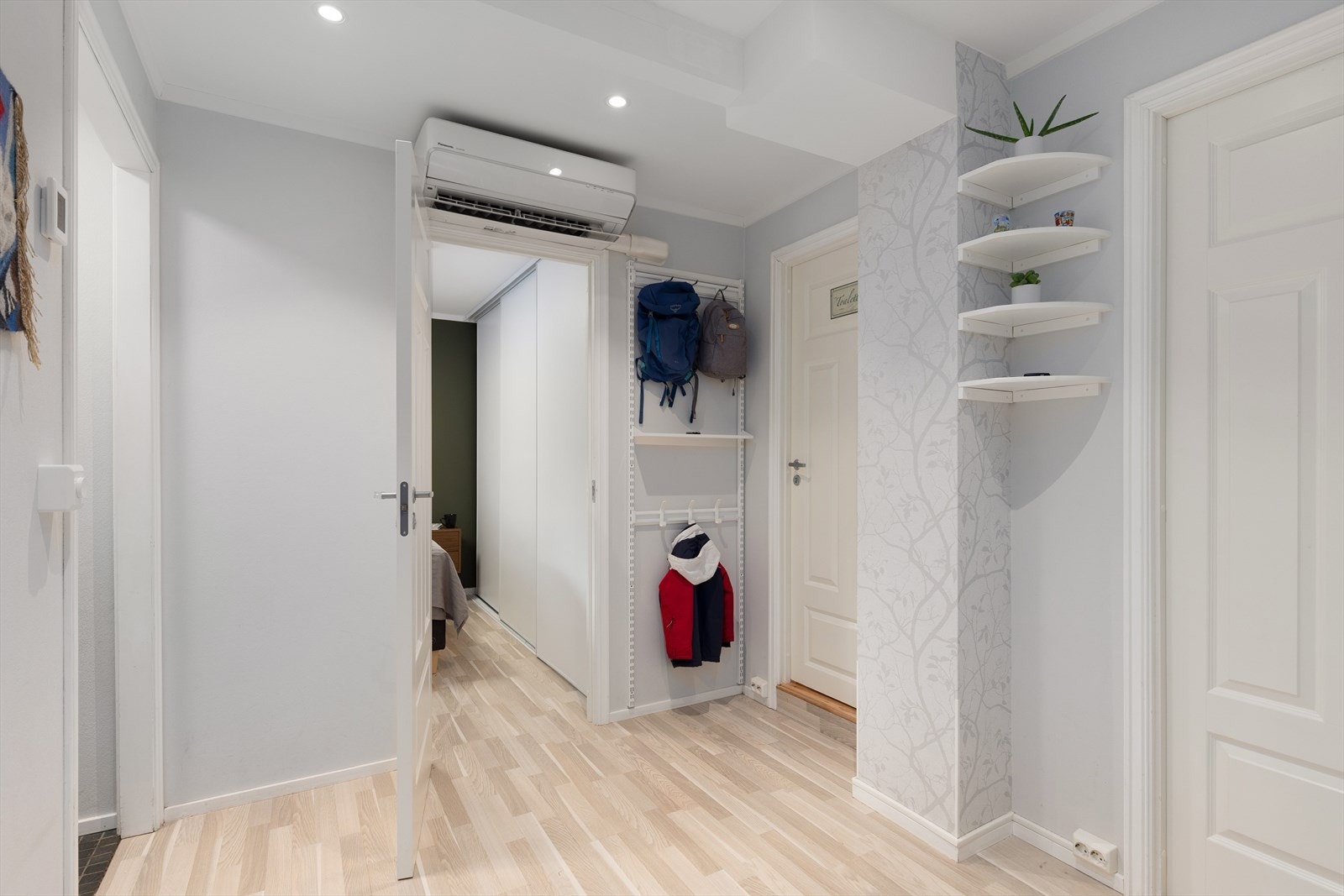 Romslig gang gir enkel tilgang til alle rommene. Behagelig varme fra varmepumpe som fordeler seg ut i huset. Galleribilde