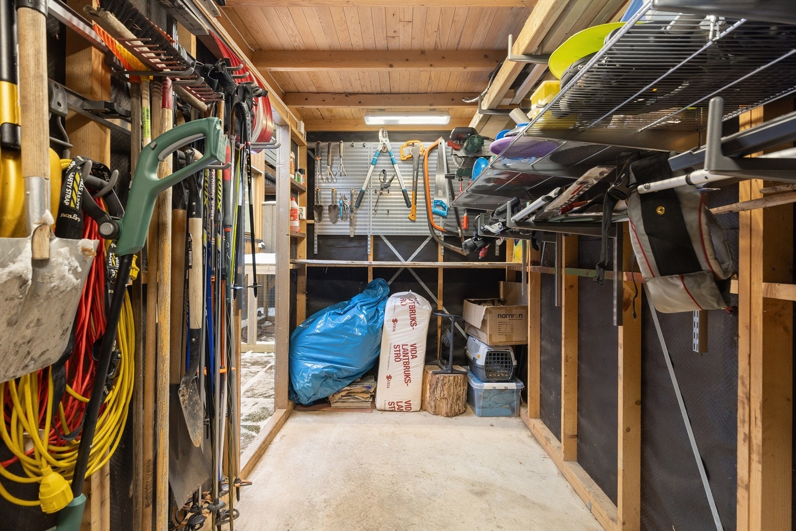 Stor bod med mulighet for god organisering av hageredskaper og sesongutstyr m.m. Galleribilde