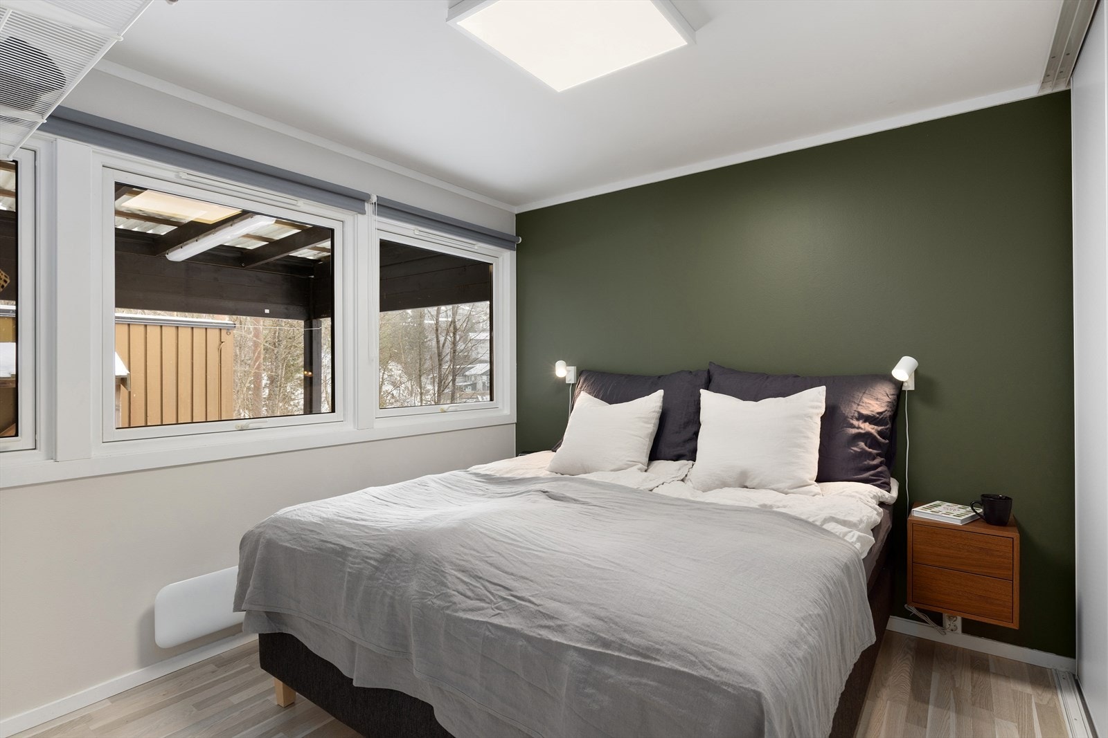 Hovedsoverom med dimbar taklampe med justering fra varmt gult til kaldt hvitt lys. Er i dag konfigurert som vekkerlys via smarthussystem. Galleribilde