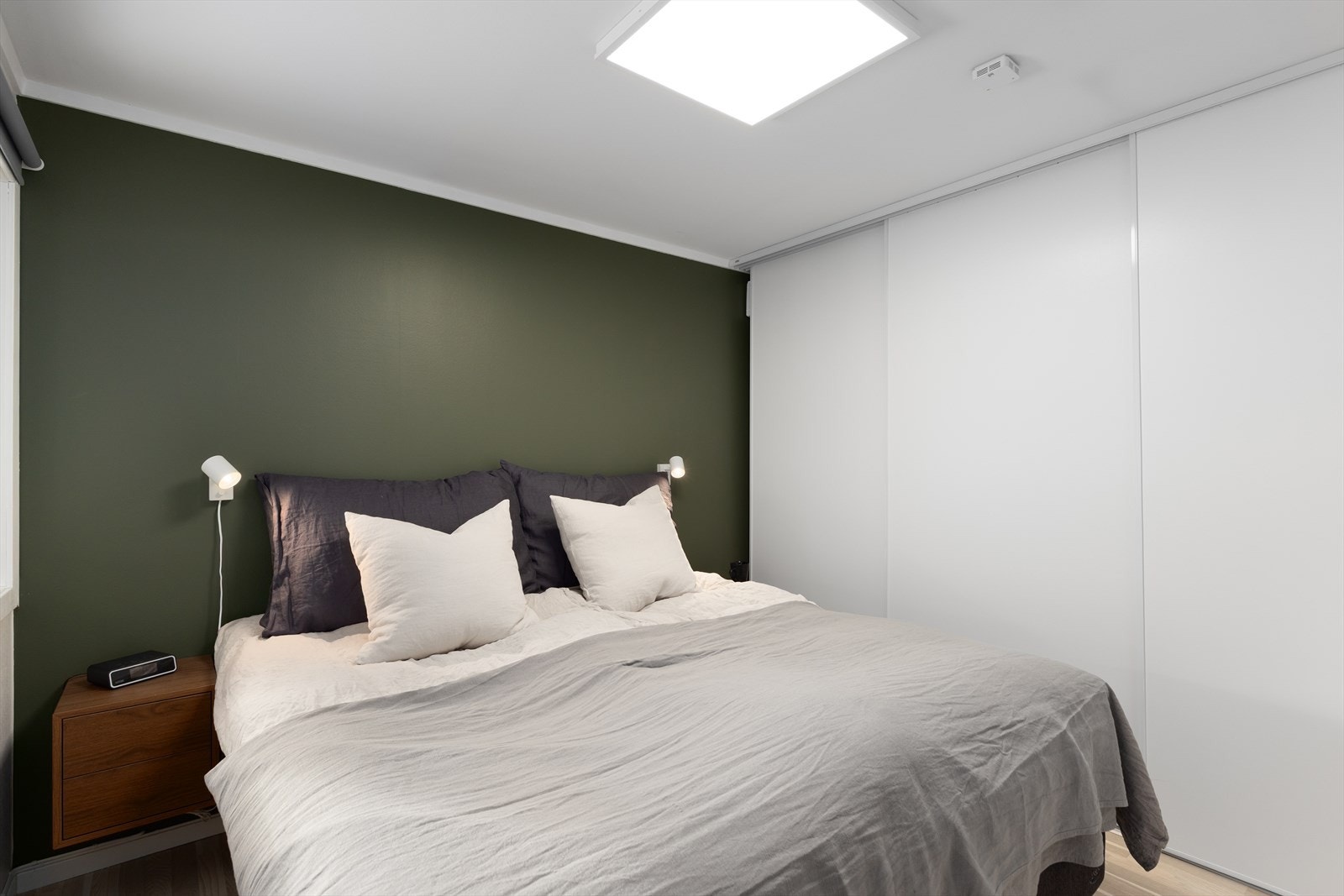 Romslig skyvedørsgarderobe som gir effektiv oppbevaring og utnyttelse av rommet. Galleribilde