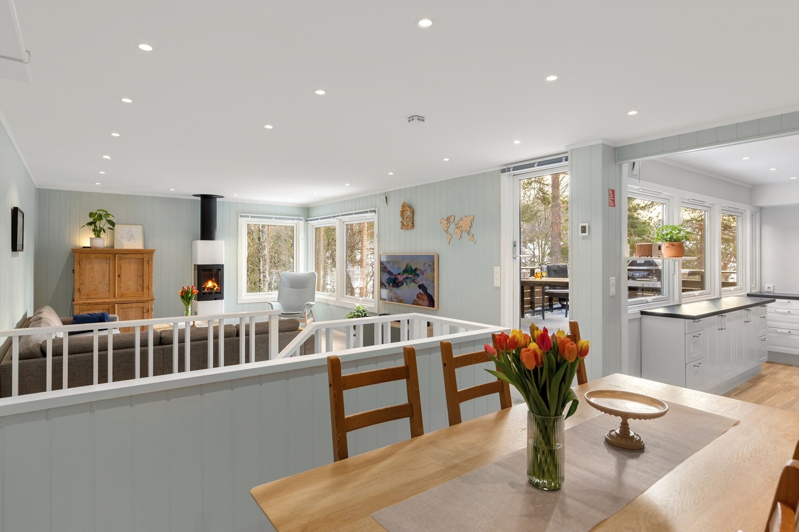 Det er fem røykvarslere (sfty by Resideo) montert i boligen som er seriekoblet med øvrige enheter i borettslaget. Måler i tillegg temperatur og luftfuktighet som kan monitoreres via app. Galleribilde