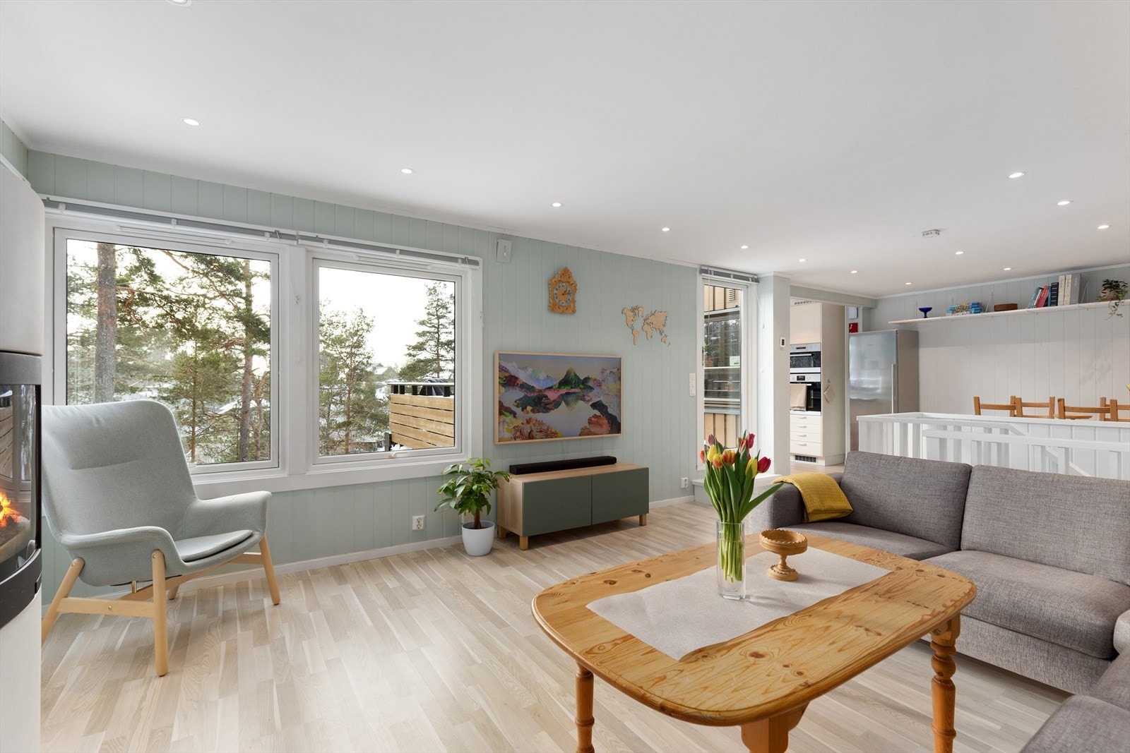 Utstrakt bruk av downlights gir jevn og fin belysning. Lysene er av typen SG Junistar Eco IsoSafe, ble montert i 2022 og har en fargetemperatur på 2700K. Galleribilde