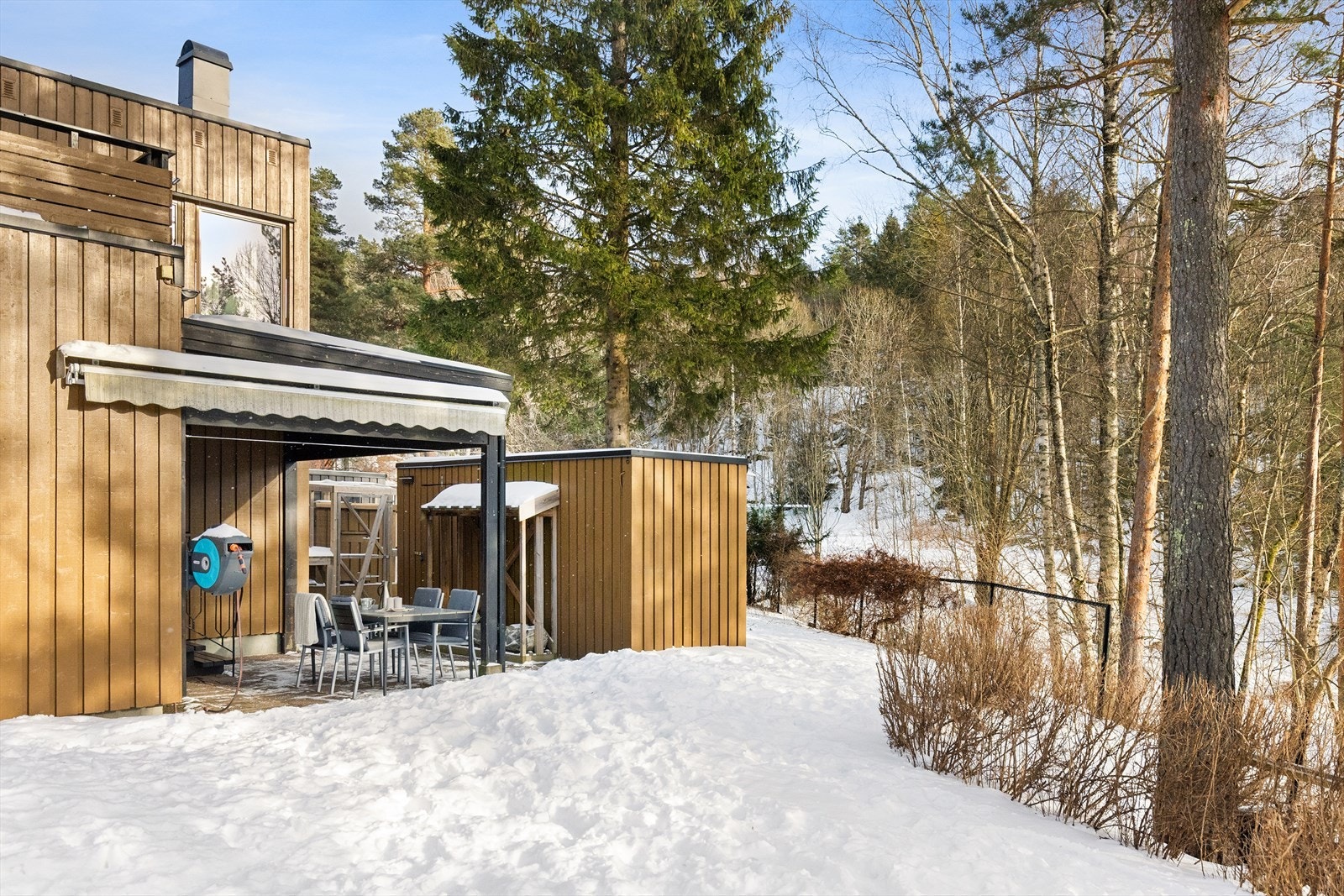 Det er en romslig utebod ved inngangspartiet. Galleribilde