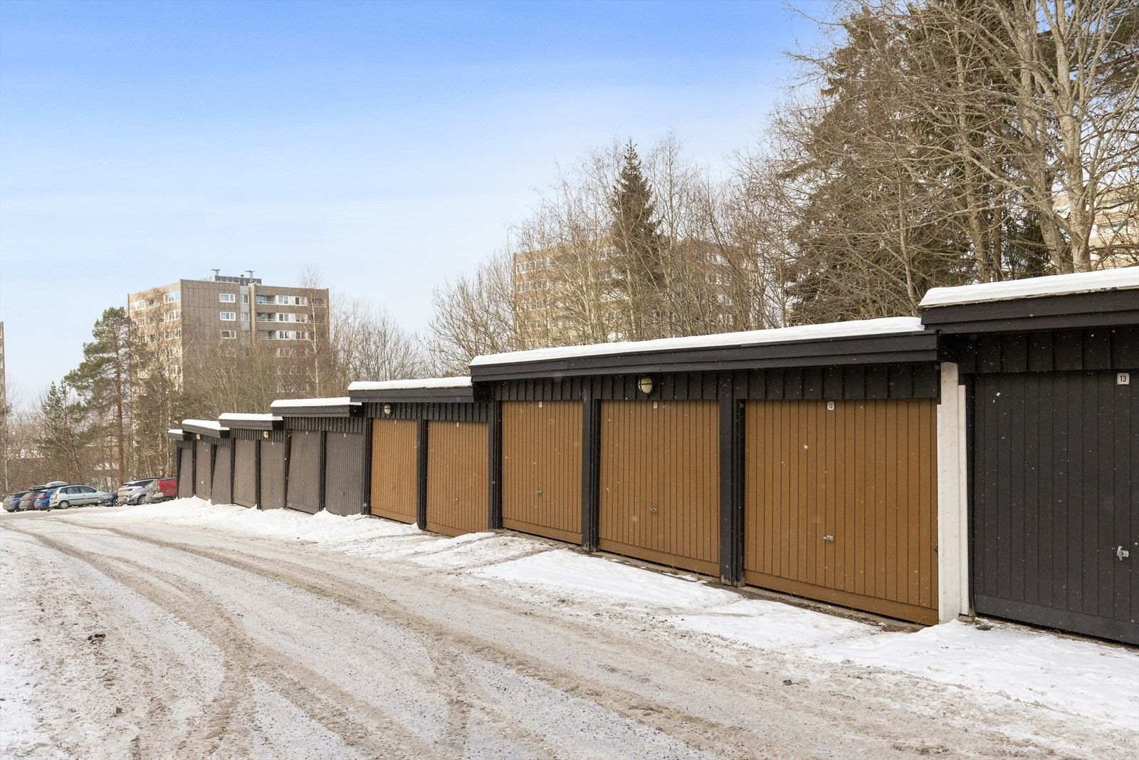 Det medfølger garasjeplass (nr. 12). Garasjeanlegget er i dårlig stand og borettslaget har utarbeidet en mulighetsstudie for vedlikehold og/eller utskifting av garasjeanlegget. Galleribilde