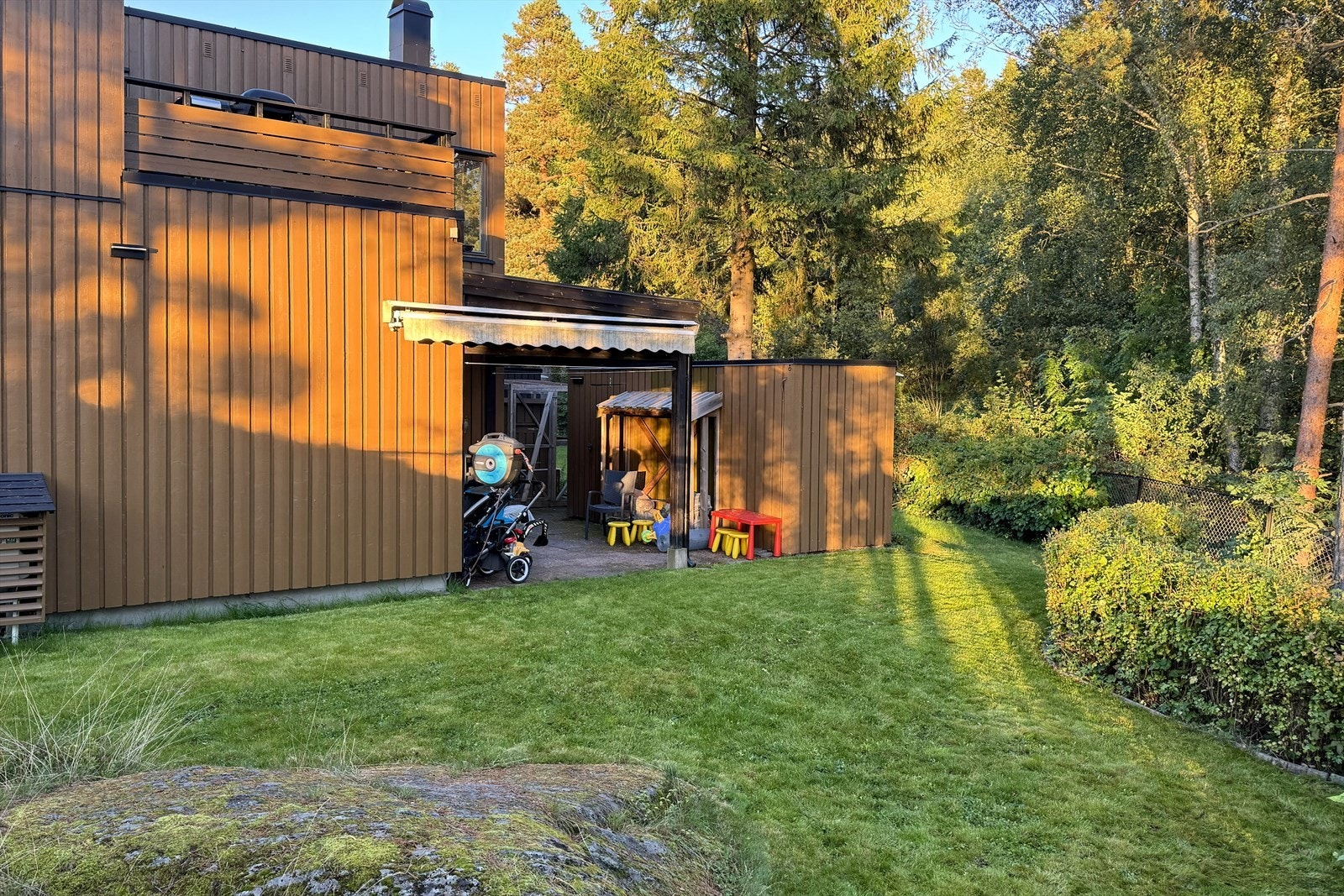 "Vi har satt pris på det nære miljøet mellom naboene i borettslaget med høsttakkefest, julegrantenning, dugnad, etc." Sitat selger. Galleribilde