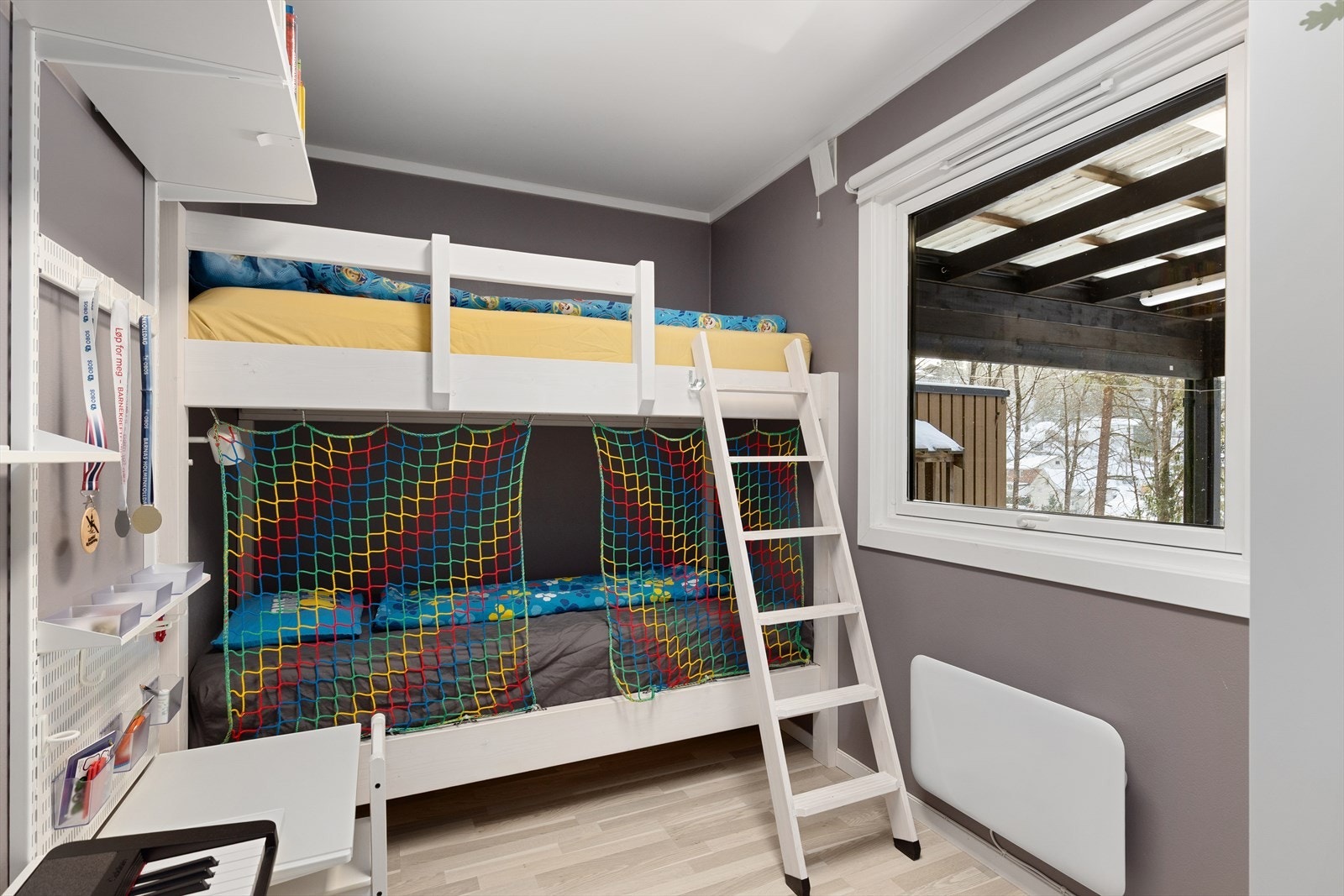 Panelovn med Matter over Wi-Fi på alle soverom med mulighet for styring fra kompatibel telefon eller tilkobling til kompatibelt smarthussystem. Galleribilde