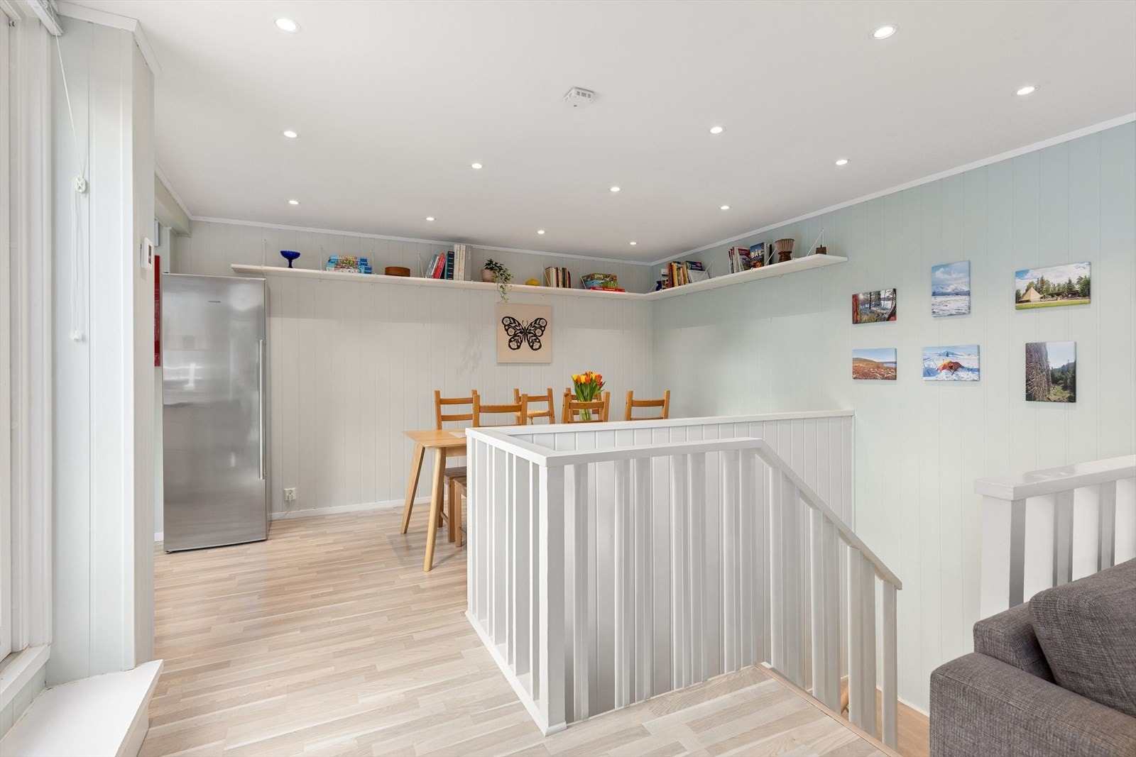 2. etg. består av stue, spisestue og kjøkken samt utgang til terrasse. Galleribilde