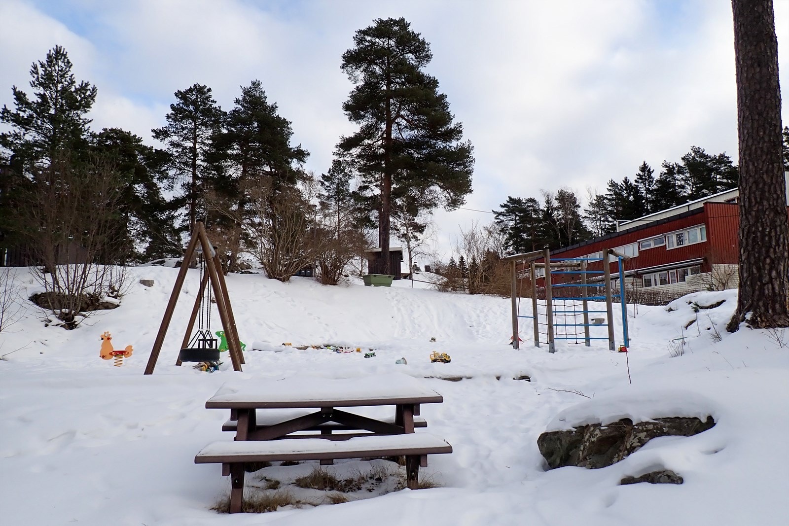 "Helt supert å kunne gå spontant ut på lekeplassen og treffe på lekekamerater til barna uten å måtte planlegge." Sitat selger. Galleribilde