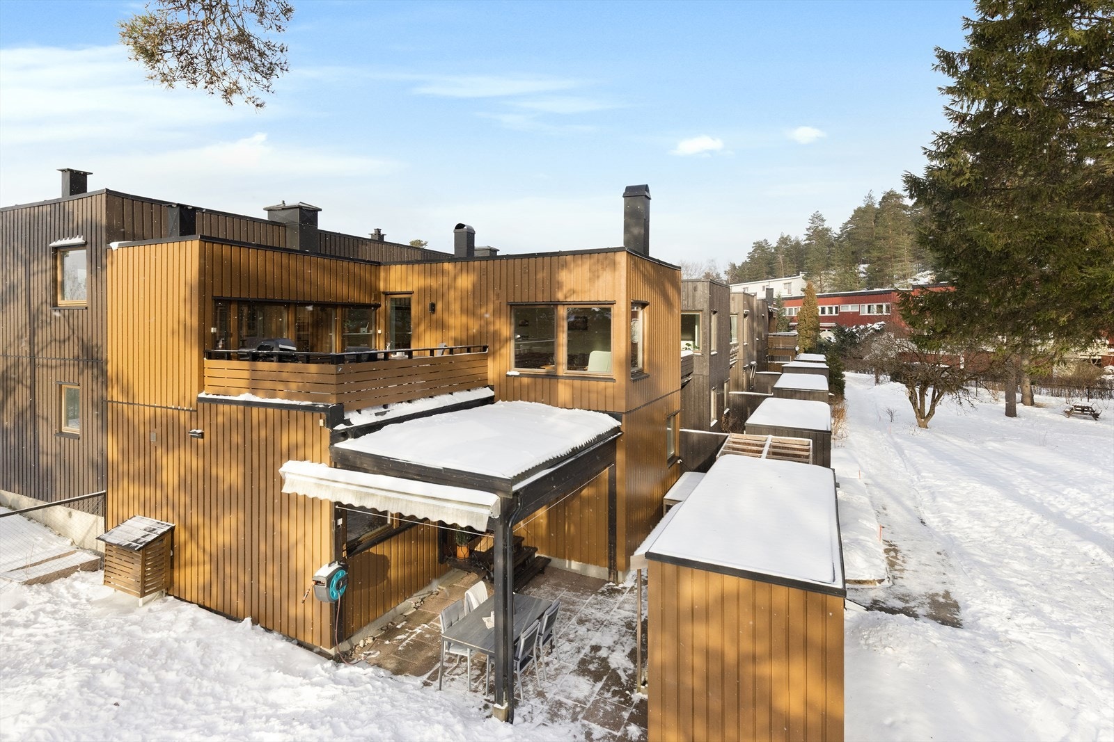 Rekkehuset har stående panel som ble overflatebehandlet i 2025 Galleribilde