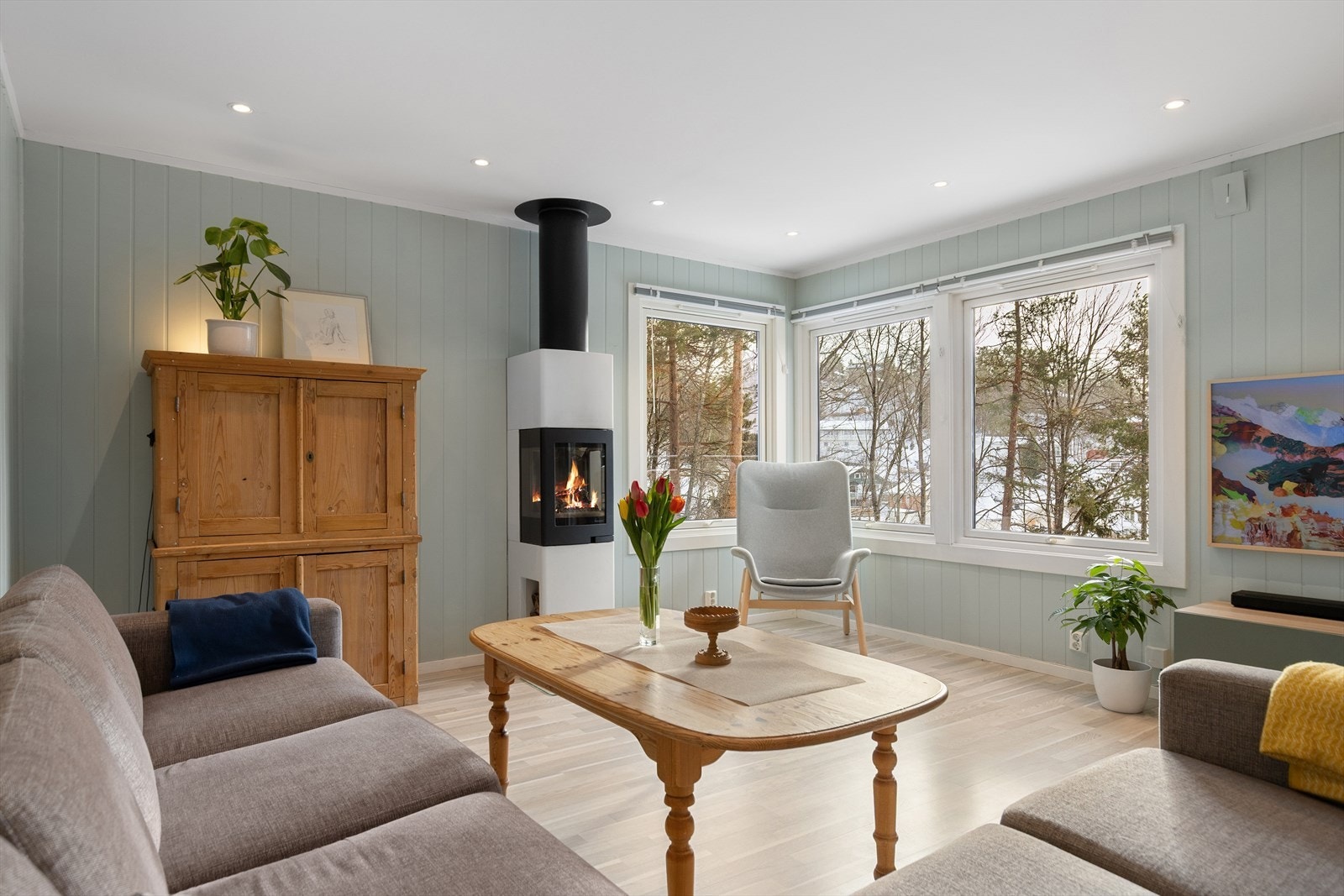 "Det er fantastisk å kunne sitte i stua og kikke ut på ekorn som hopper mellom trærne uten at andre naboer kan kikke inn i boligen vår." Sitat selger. Galleribilde