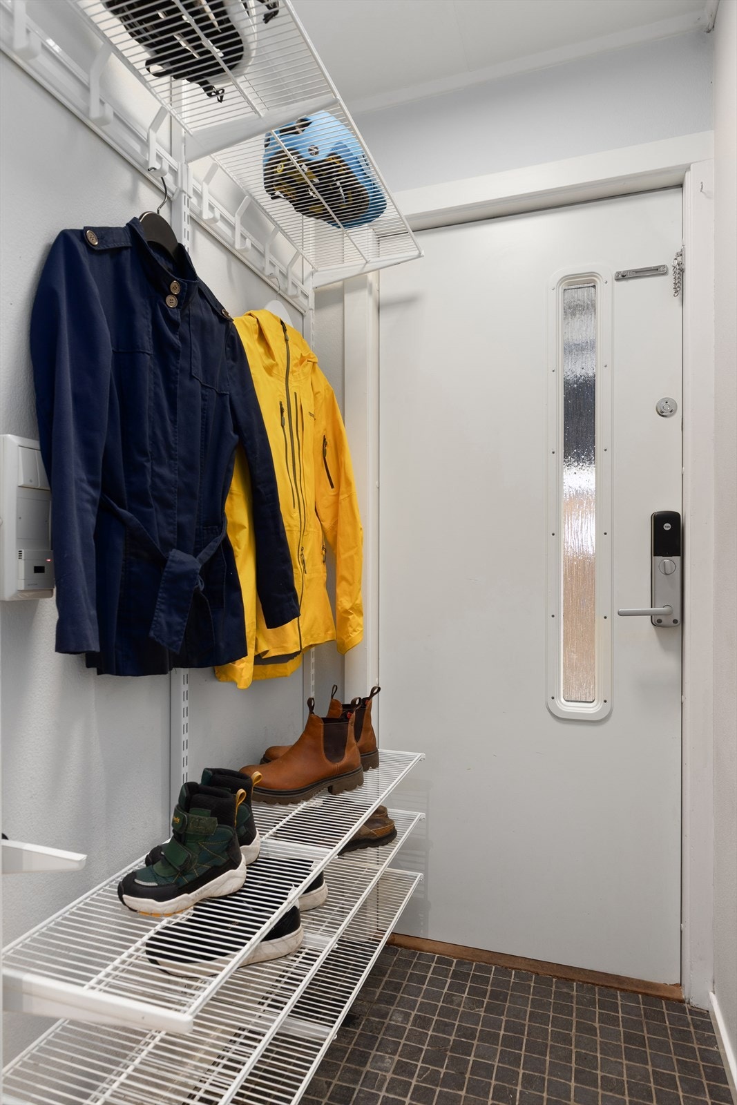 Flislagt gulv med gulvvarme. Hoveddøren har Yale Doorman låsesystem. Galleribilde