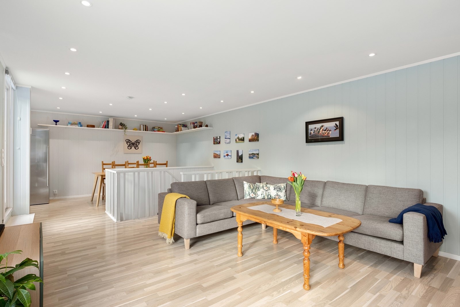 Åpen planløsning mellom stue og spisestue gir en romslig følelse. Galleribilde