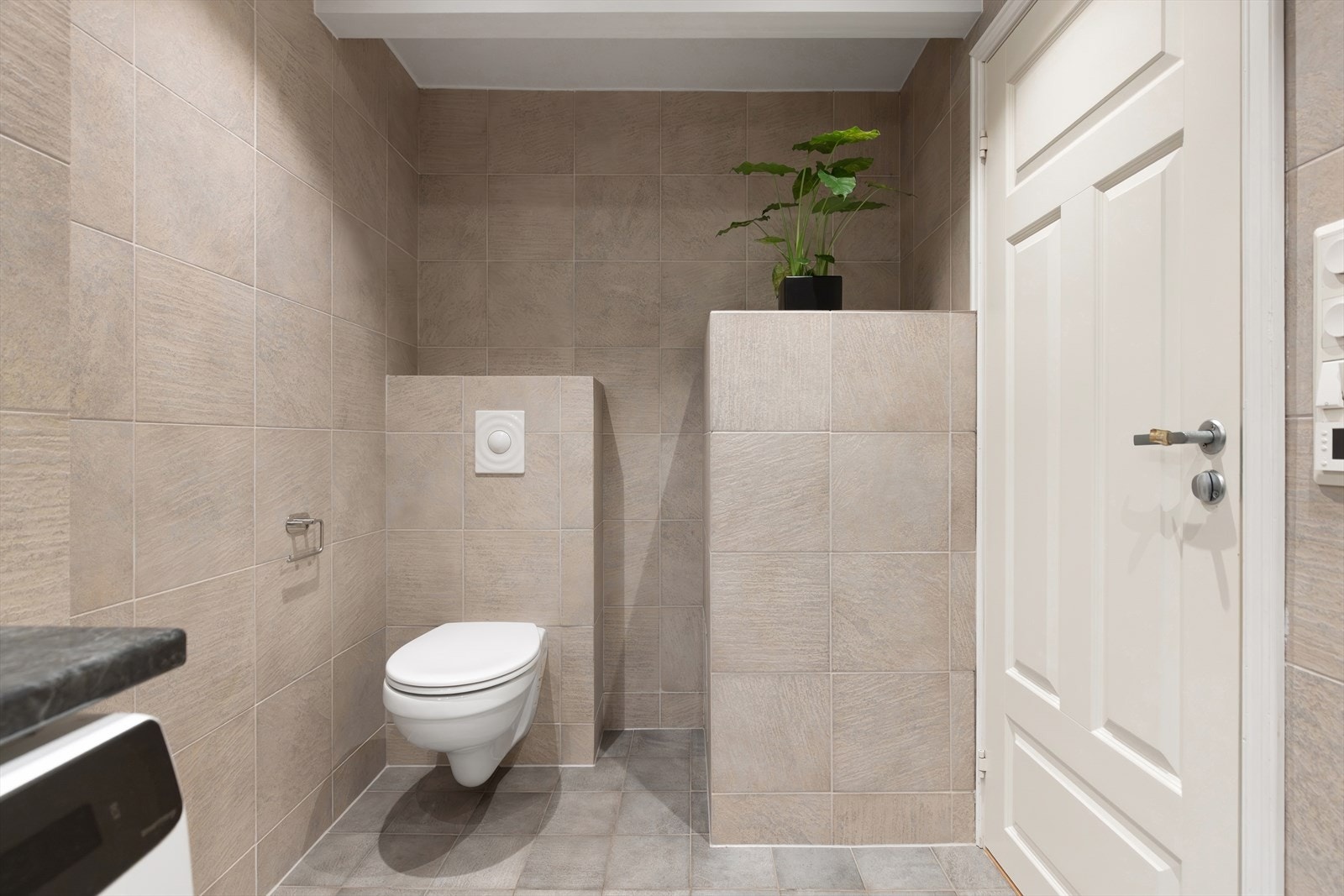 Vegghengt WC gir et ryddig uttrykk og er en del av baderomsrenoveringen fra 2011. Innebygget varmtvannsbereder (med inspeksjonsluke). Galleribilde