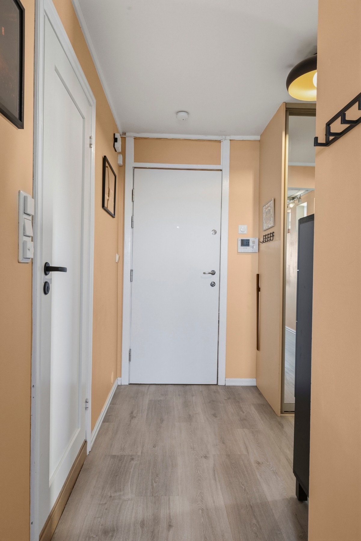 Leiligheten ligger i trettende etasje og har adkomst med heis Galleribilde