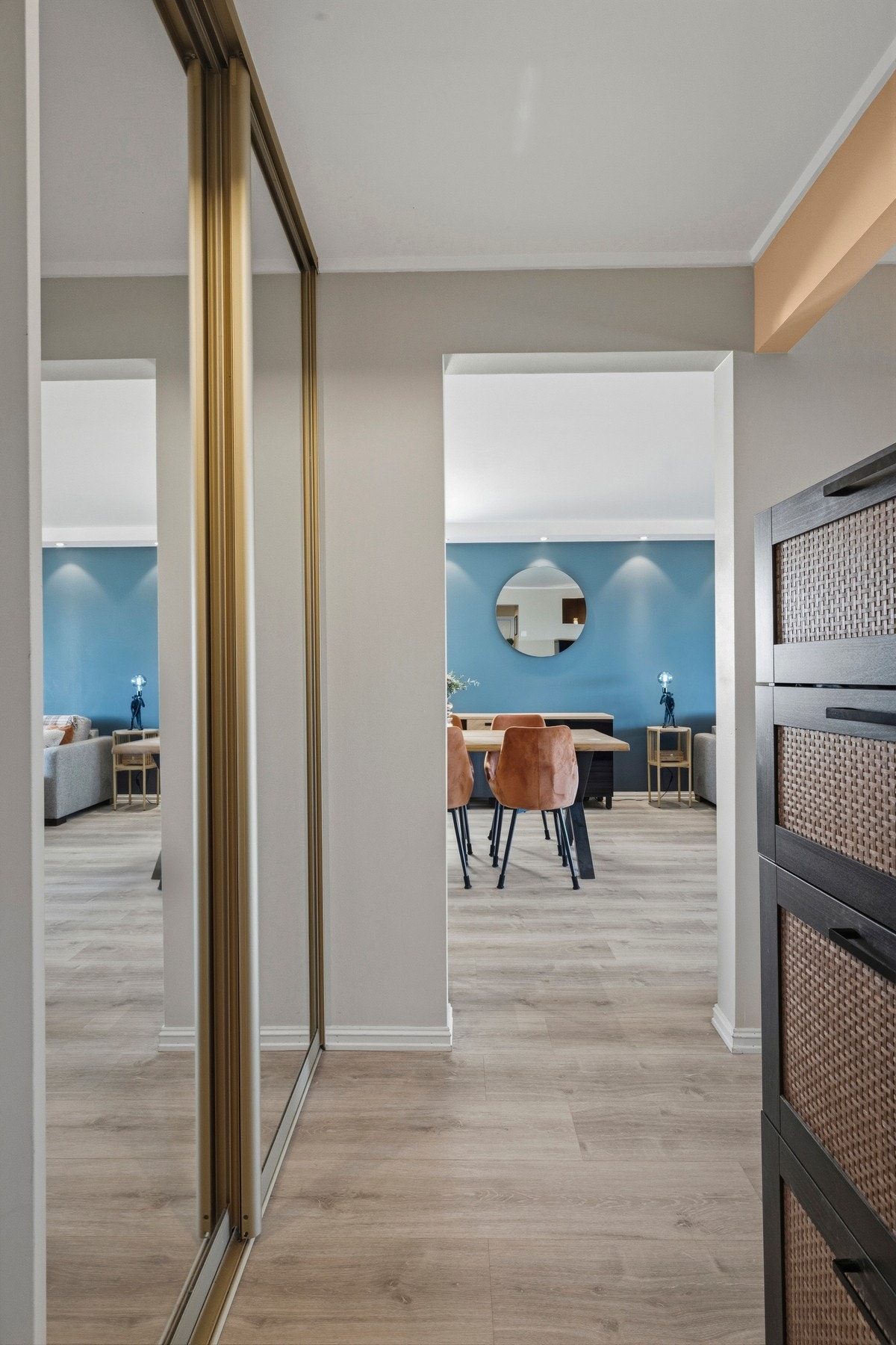 Entréen har skyvedørsgarderobe med speilfronter Galleribilde