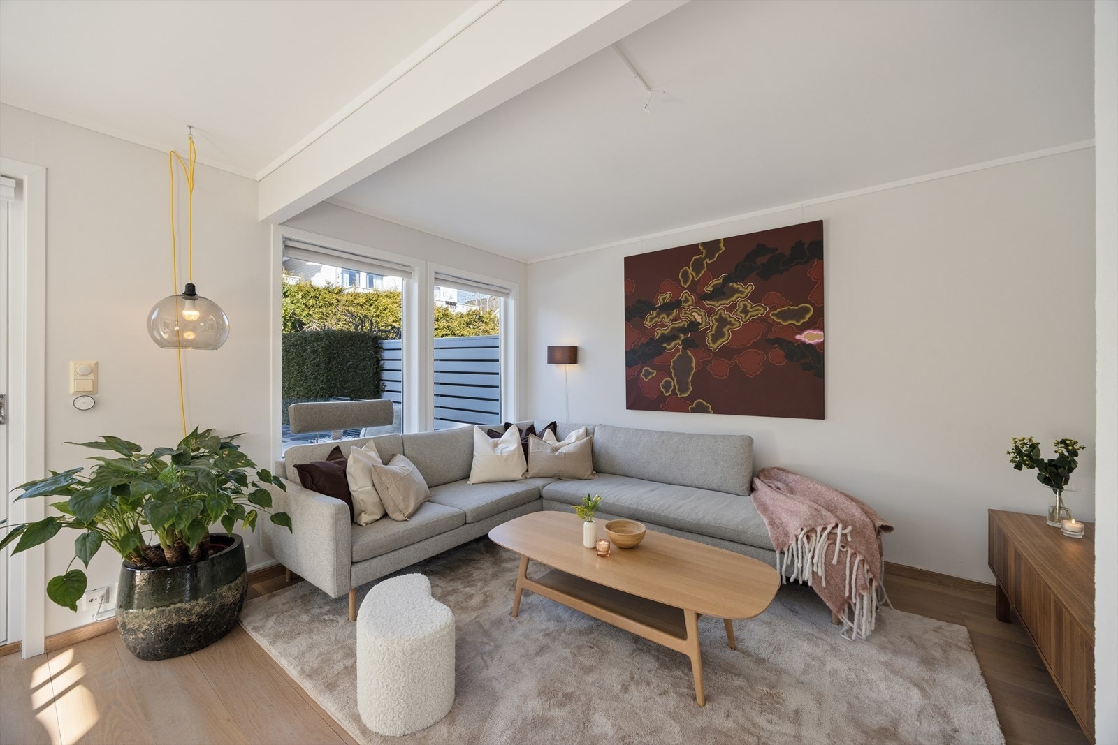 Hyggelig sofakrok med store vindusflater og godt med naturlig lys. Galleribilde