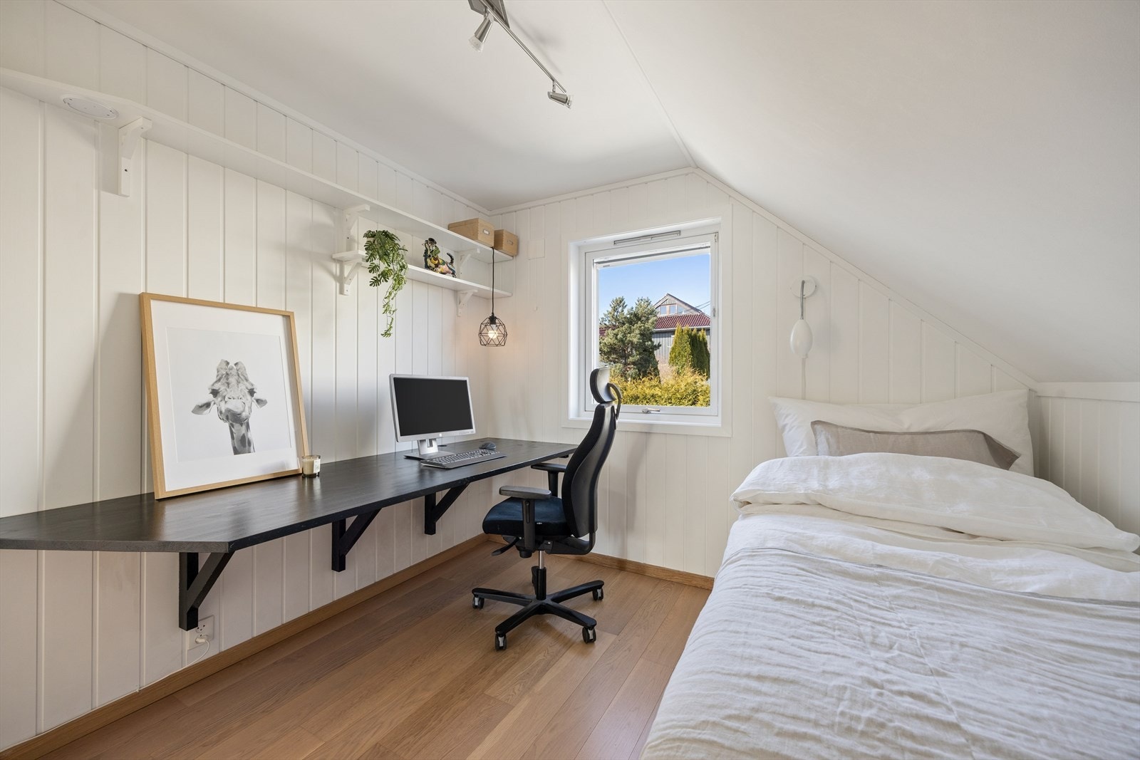 Soverom 3 med fleksible møbleringsmuligheter - perfekt som barnerom eller hjemmekontor. Galleribilde