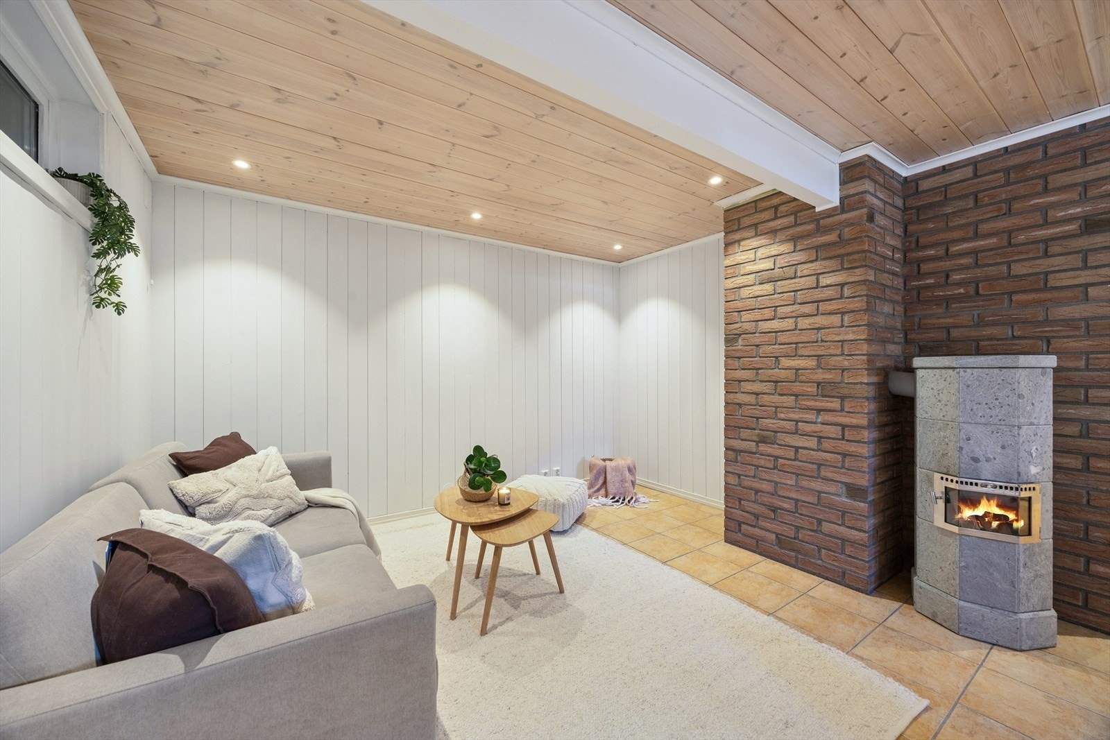 En vakker klebersteinsovn som sørger for økonomisk oppvarming og skaper en varm og innbydende stemning på kveldene. Galleribilde