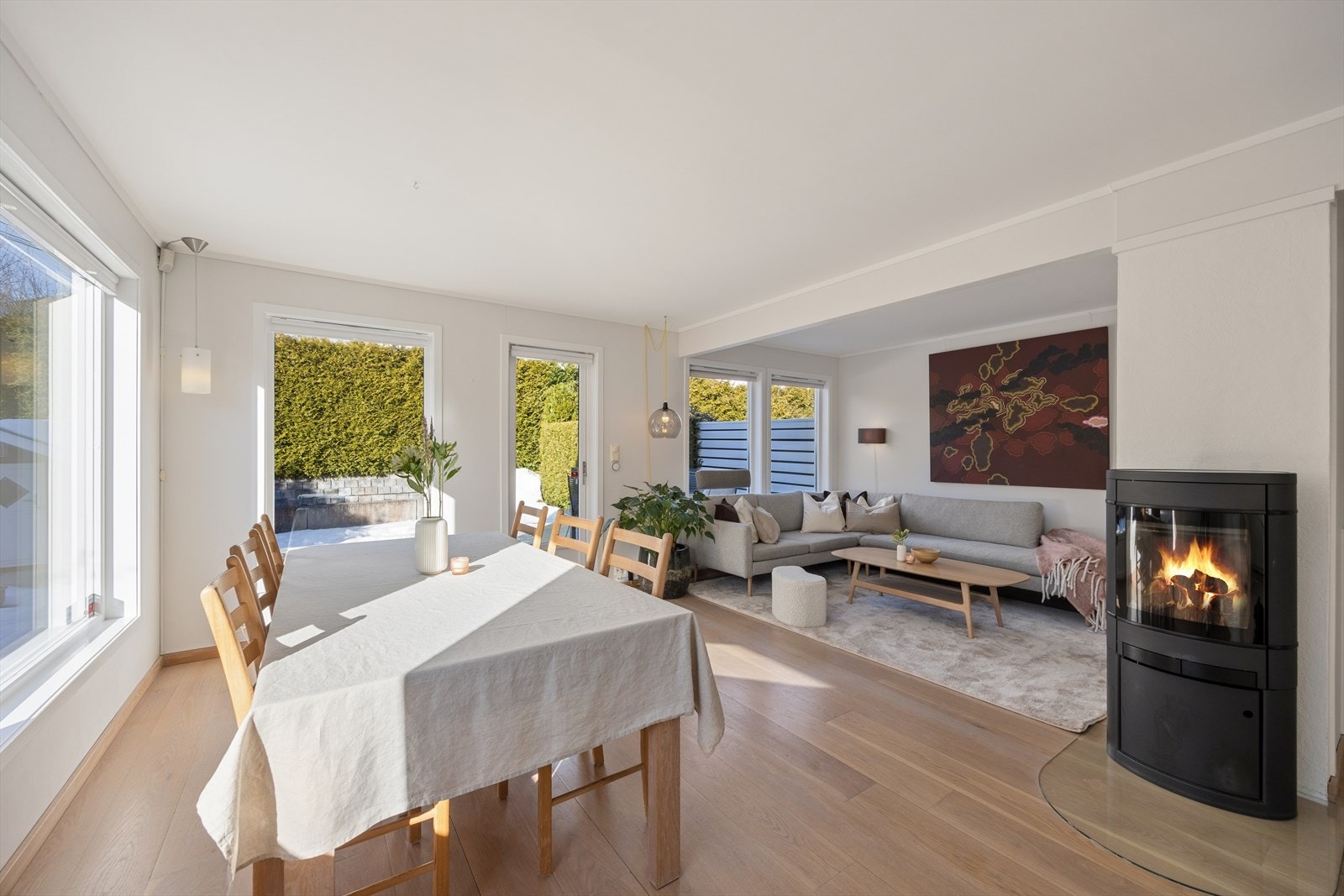 Her får du en svært romslig stue og spisestue, preget av gjennomgående store vindusflater som gir flott lysinnslipp. Galleribilde