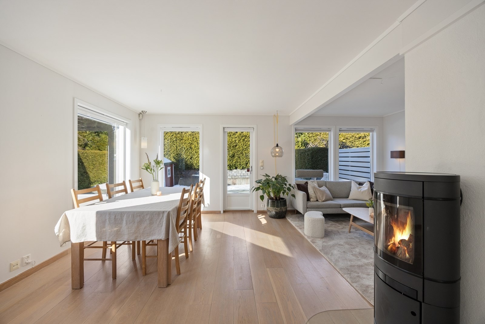 Lys og romslig stue med god plass til både spise- og sofagruppe. Galleribilde