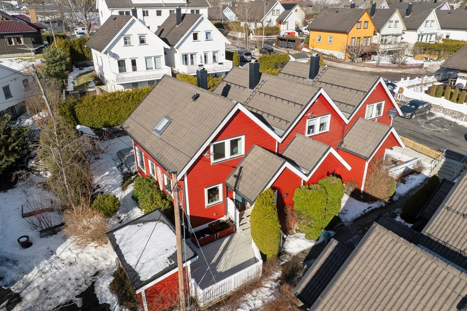 Flott enderekkehus oppført i 1997, med en gjennomgående god og velholdt standard. Galleribilde