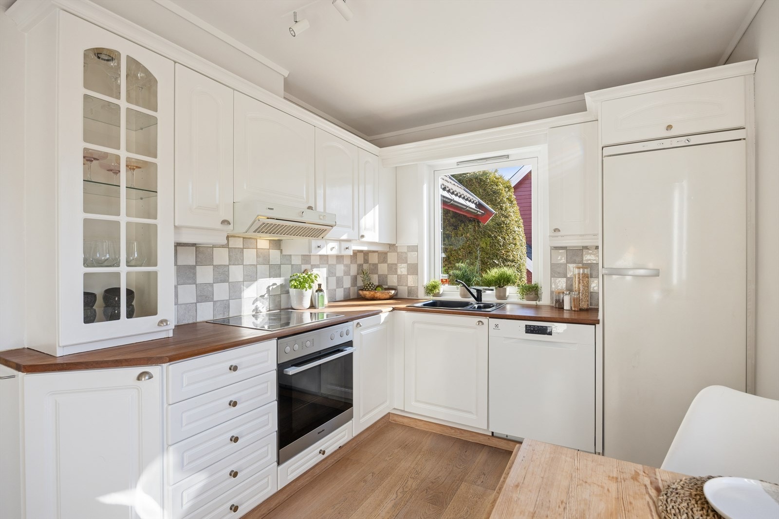 Velholdt kjøkken fra byggeår som viser lite tegn til slitasje, og som har fått tilstandsgrad 1 av takstmann. Galleribilde