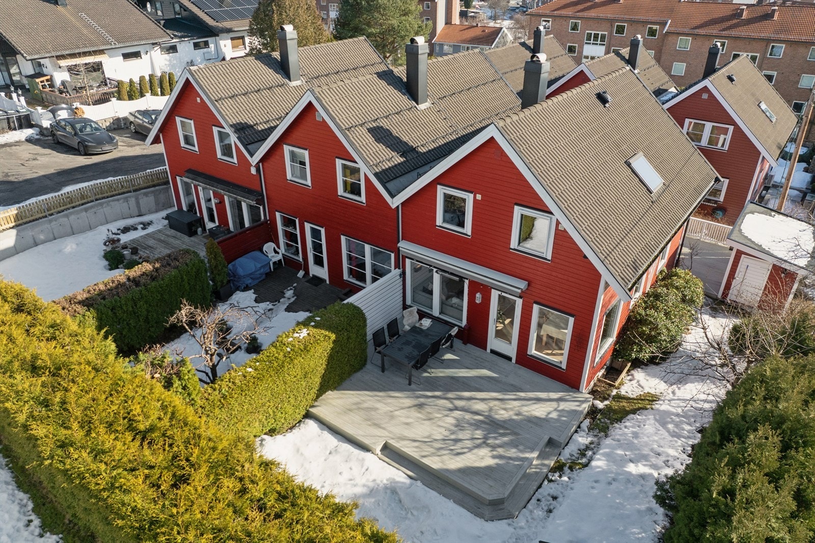 Her får du flotte uteområder bestående av to romslige terrasseplattinger på 32 og 23 kvm, i tillegg til en pent opparbeidet og velstelt hage. Galleribilde