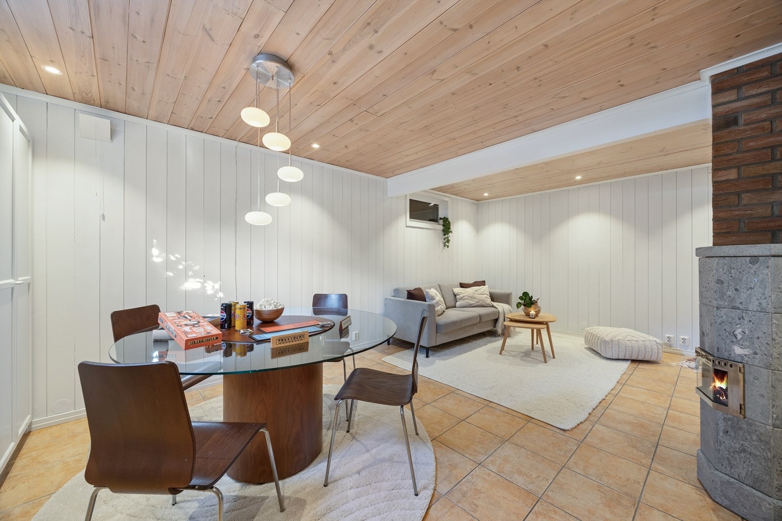 Rommet er i dag innredet som kjellerstue. For godkjenning som varig oppholdsrom eller soverom må det etableres større vinduer og omsøkes. Galleribilde