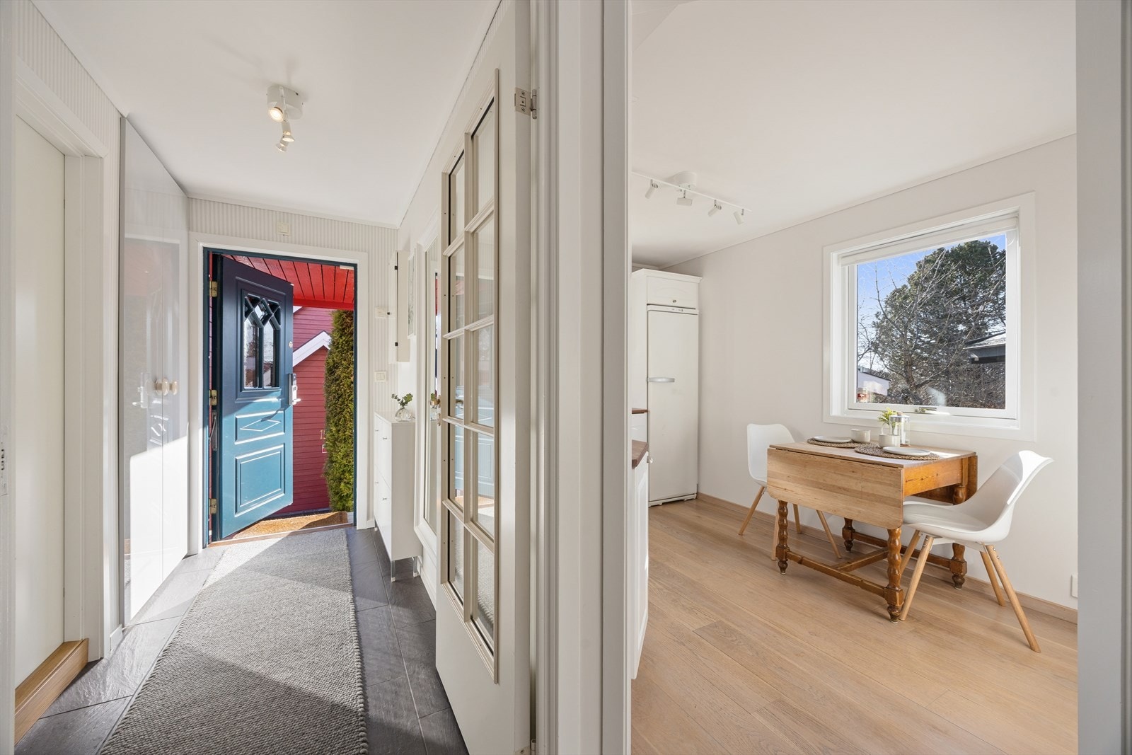 Lys og romslig entré med god oppbevaringsplass og en naturlig flyt mellom rommene. Galleribilde