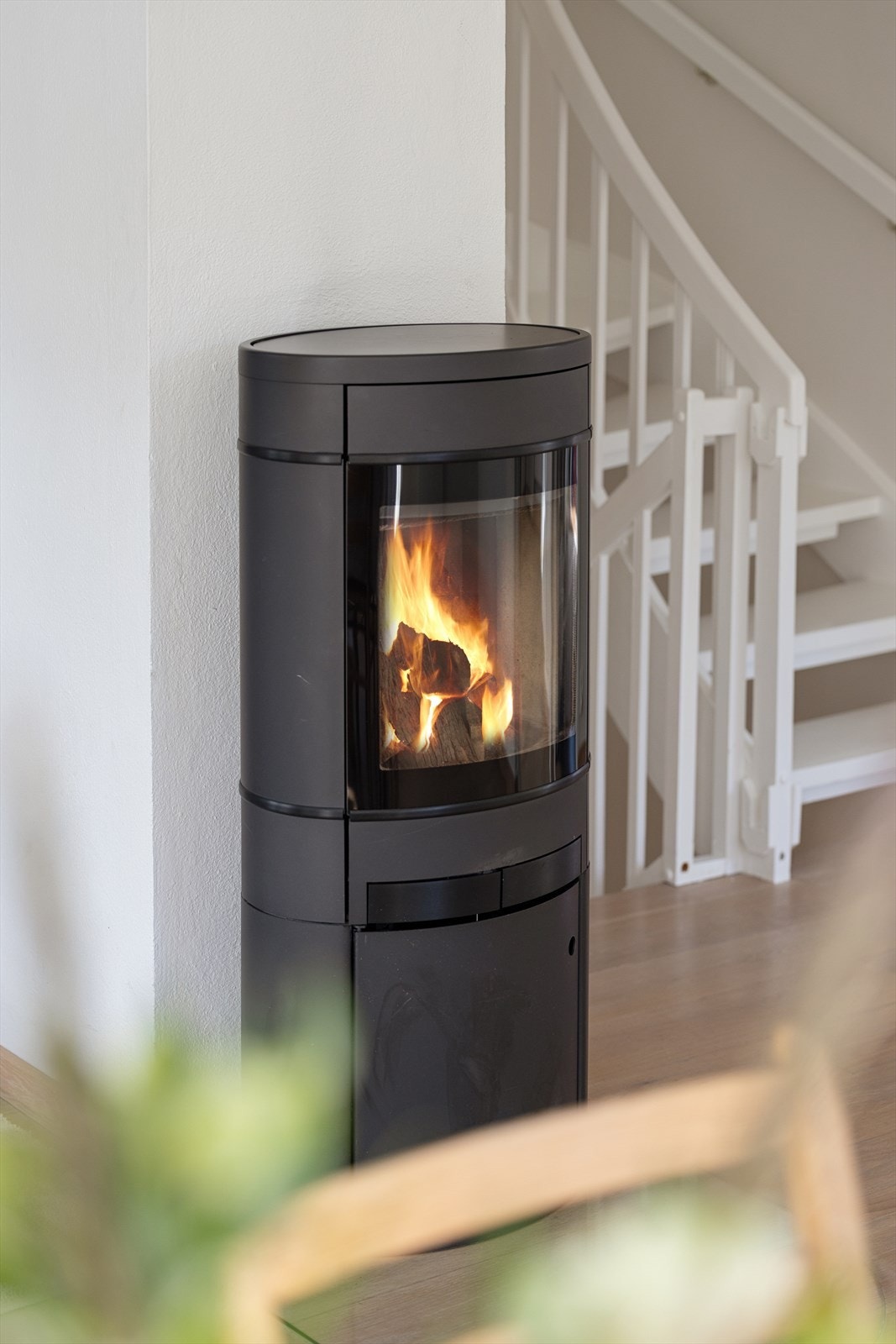 Stuen er utstyrt med peisovn som gir en lun og behagelig stemning i boligen. Galleribilde