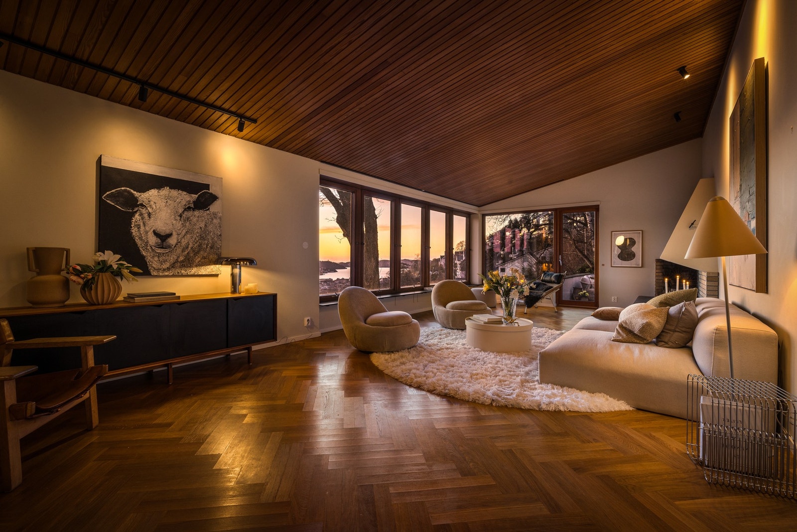 Boligen har gjennomgående høy standard med moderne overflater og kvaliteter etter omfattende rehabilitering i perioden 2021-2022 Galleribilde