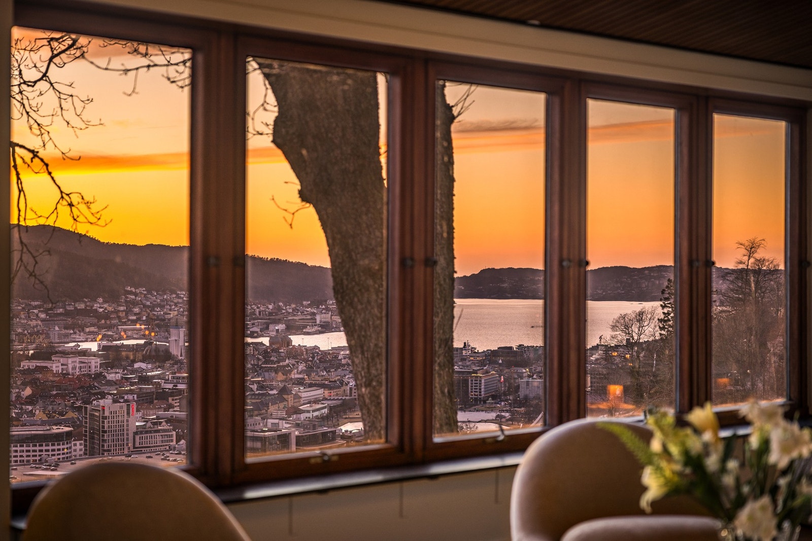 Fra stuen har du eksepsjonell utsikt utover sentrum og Byfjorden gjennom de store vinduene - En utsikt du aldri blir lei Galleribilde