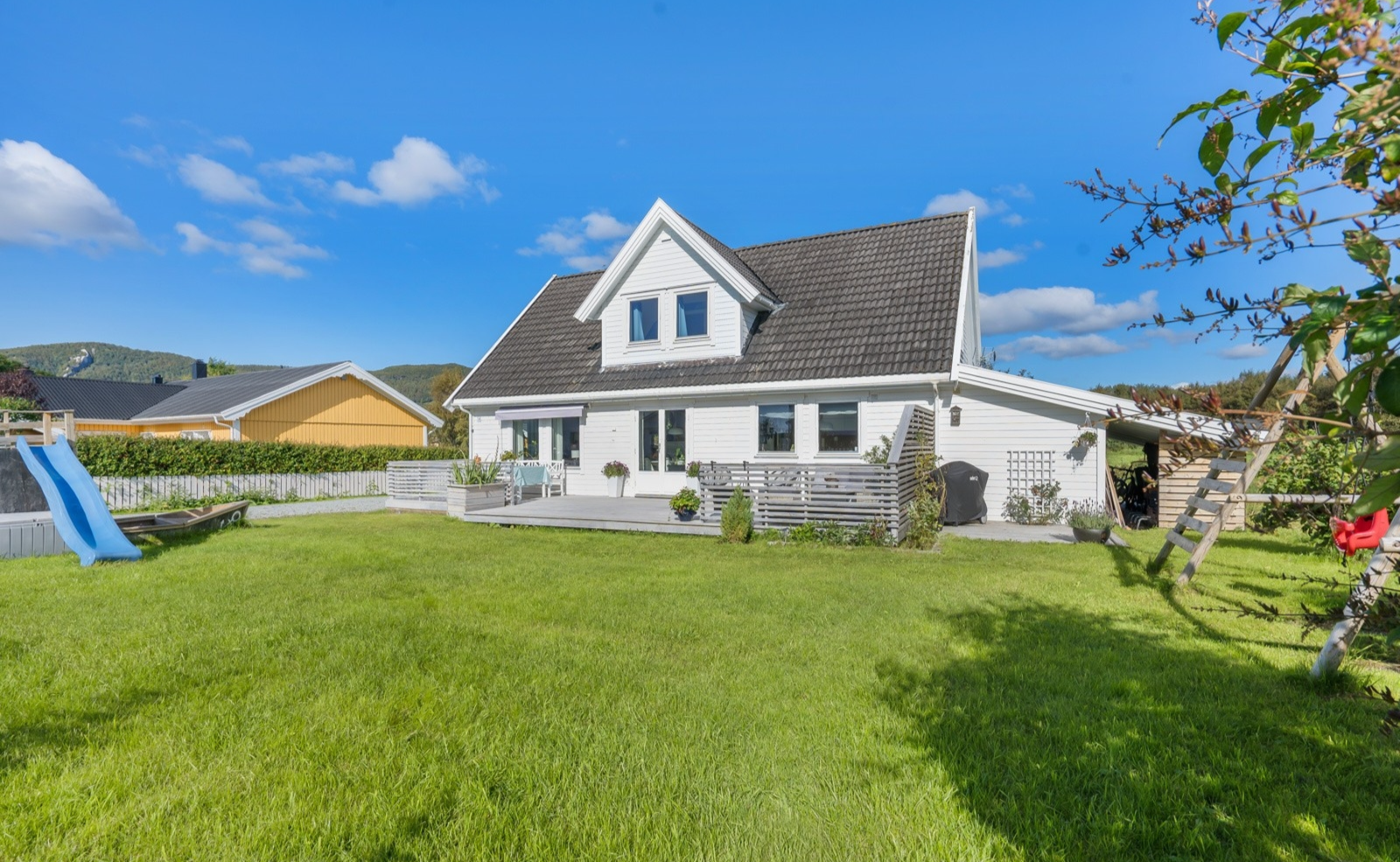 Stor tomt pent opparbeidet med bla. solrik hage og terrasse. Galleribilde