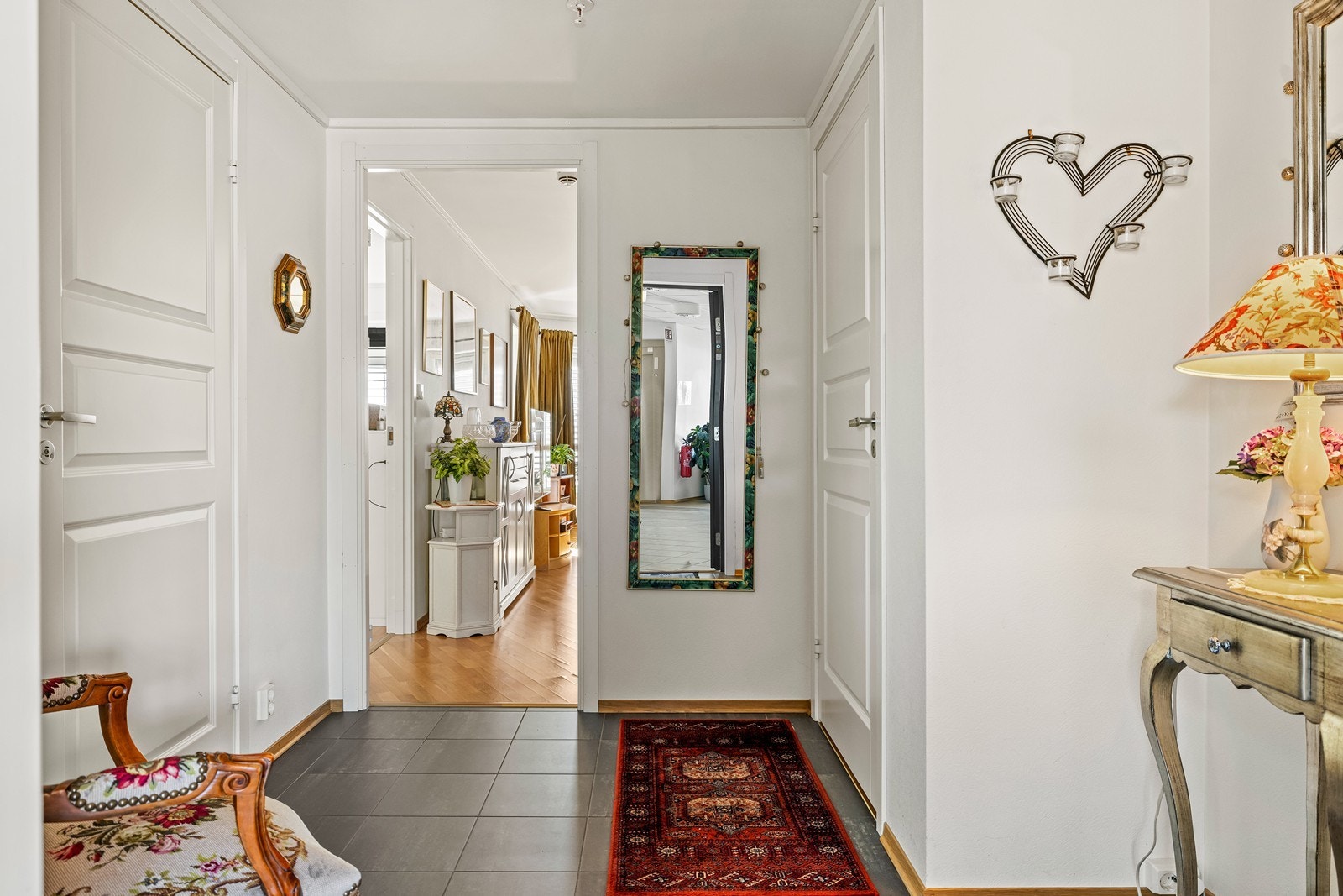 Entréen er romslig og har vannbåren gulvvarme som gir en behagelig velkomst. Galleribilde