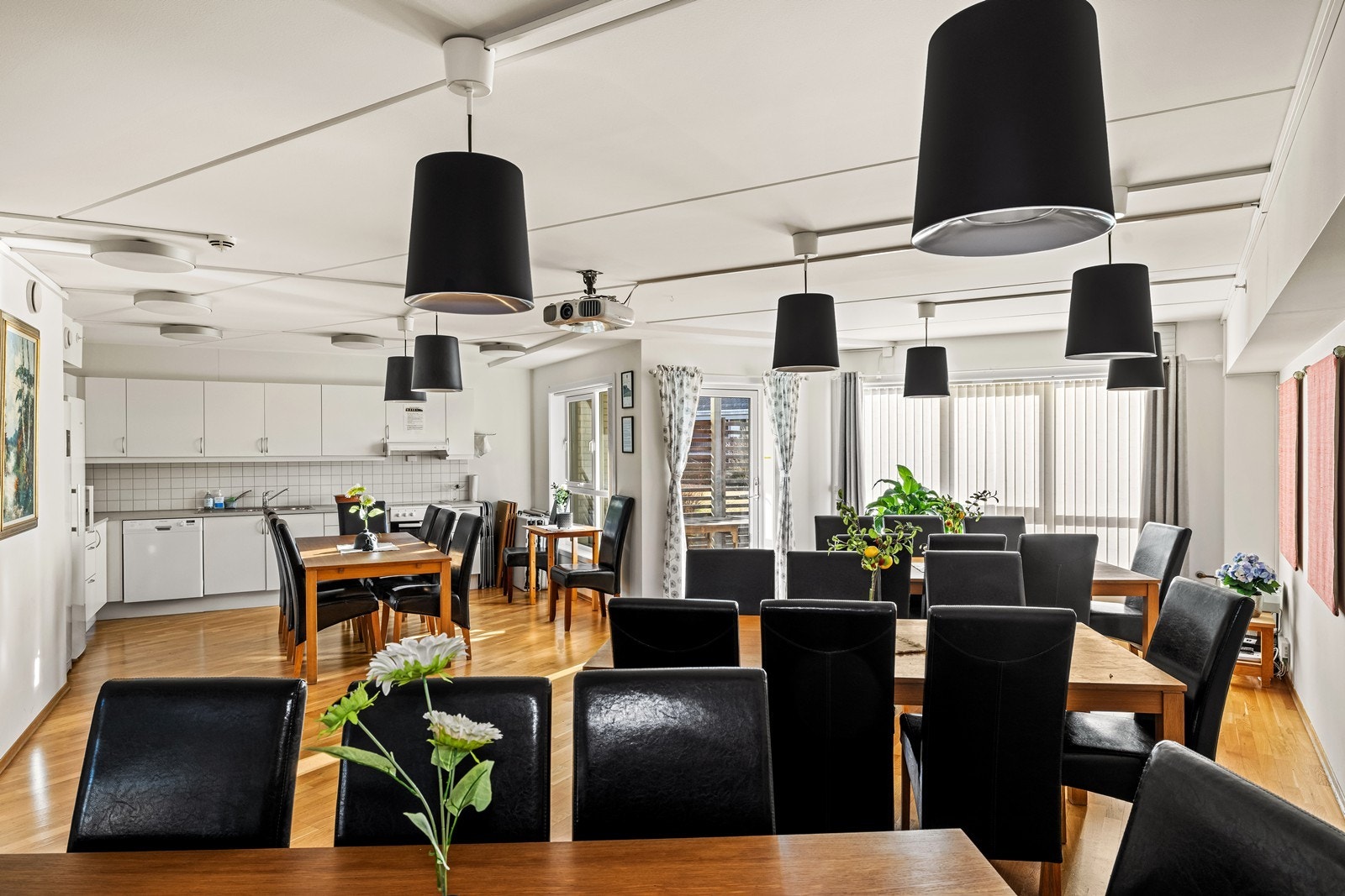 Sameiet tilbyr praktiske fasiliteter som fellesrom og gjesteleilighet for beboerne. Galleribilde