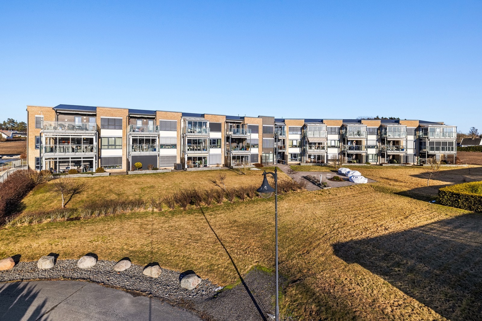 Her bor du med nærhet til mange turmuligheter, enten ved sjøen eller i skogen. Galleribilde